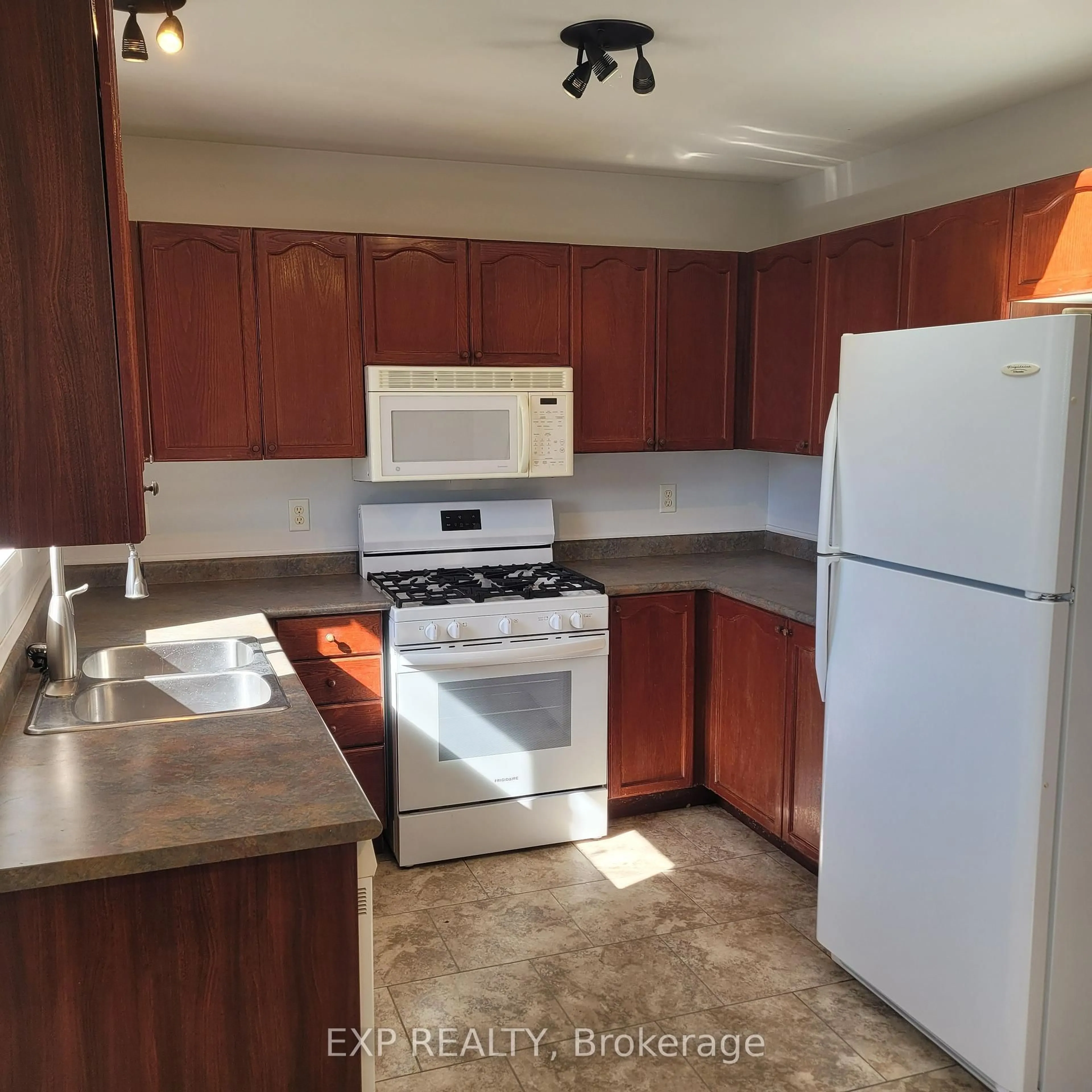 Standard kitchen, unknown for 306 Johnson St, Barrie Ontario L4M 7A3