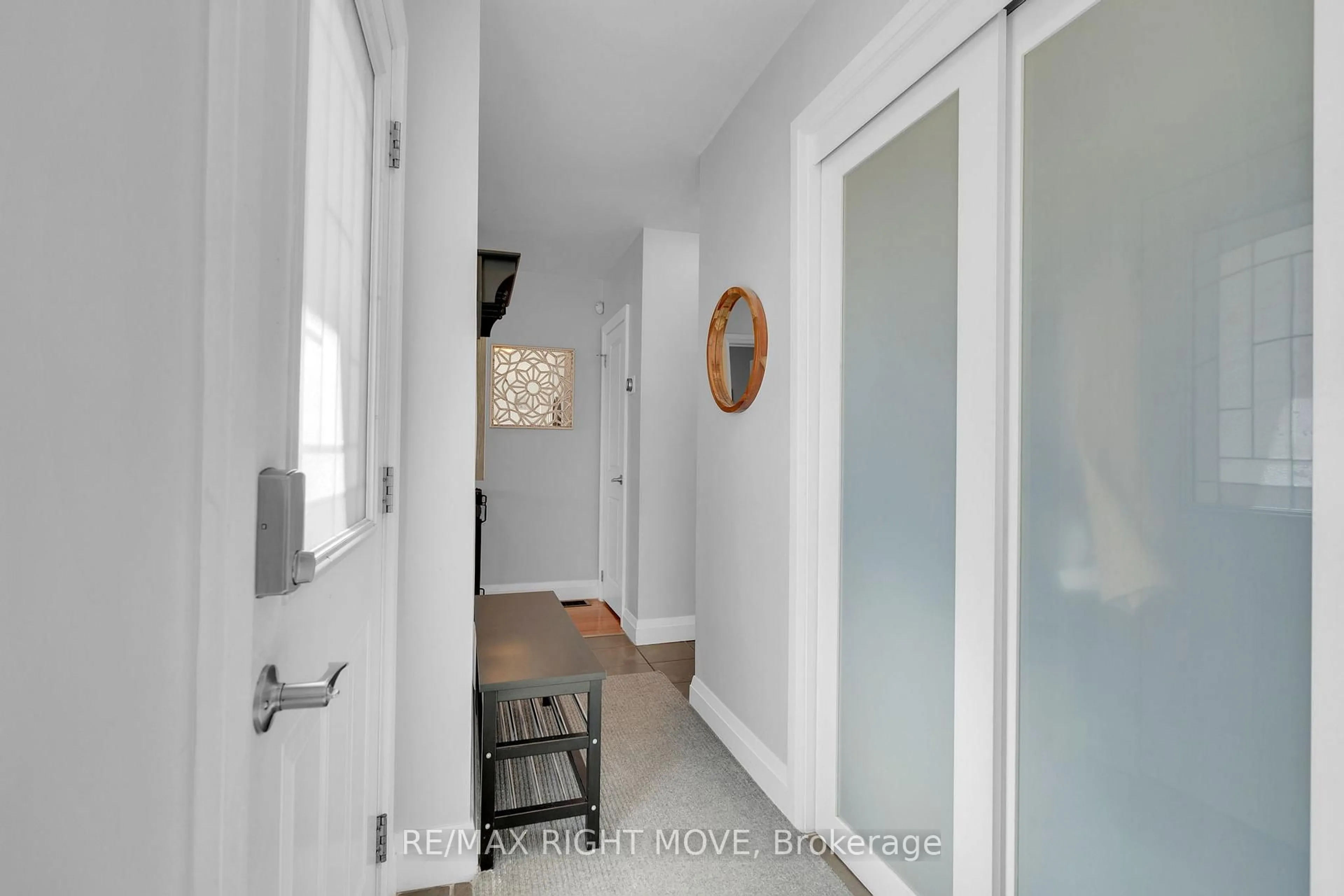 Indoor entryway for 88 Rose St, Barrie Ontario L4M 2T2