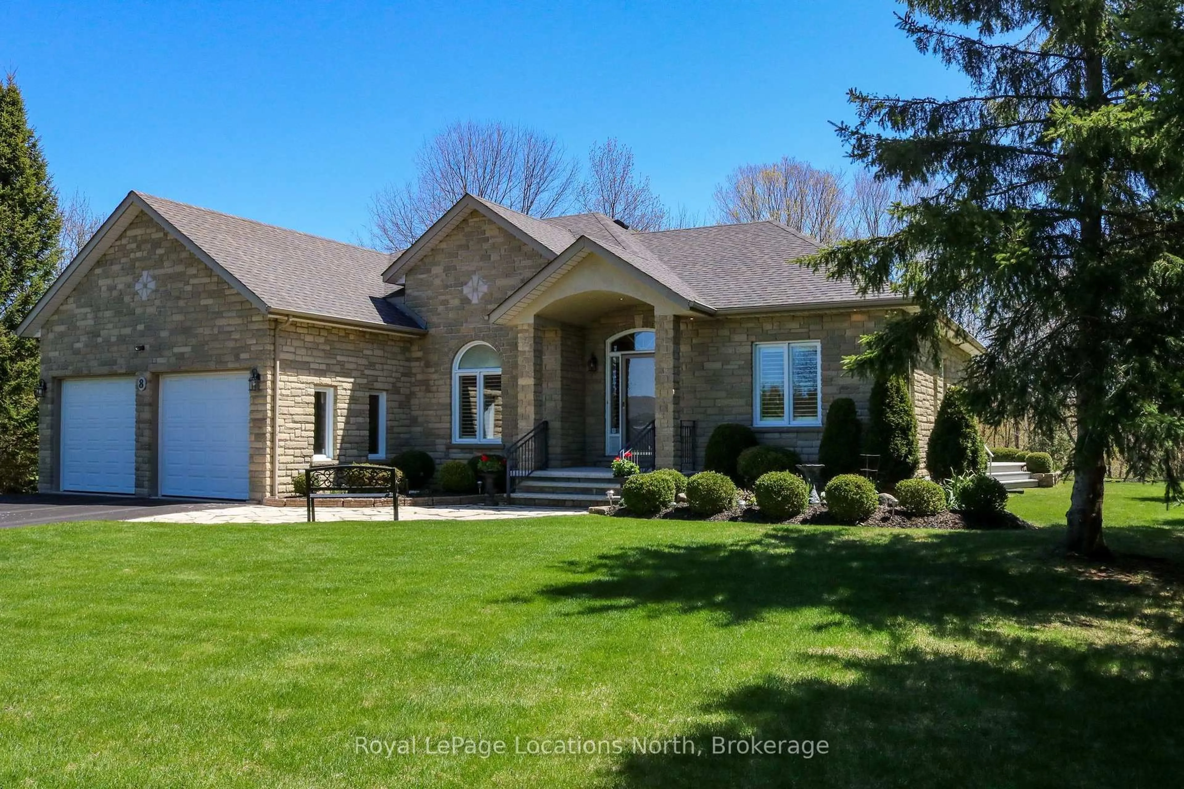 Home with brick exterior material, street for 8 Hillier Crt, Wasaga Beach Ontario L9Z 1J8