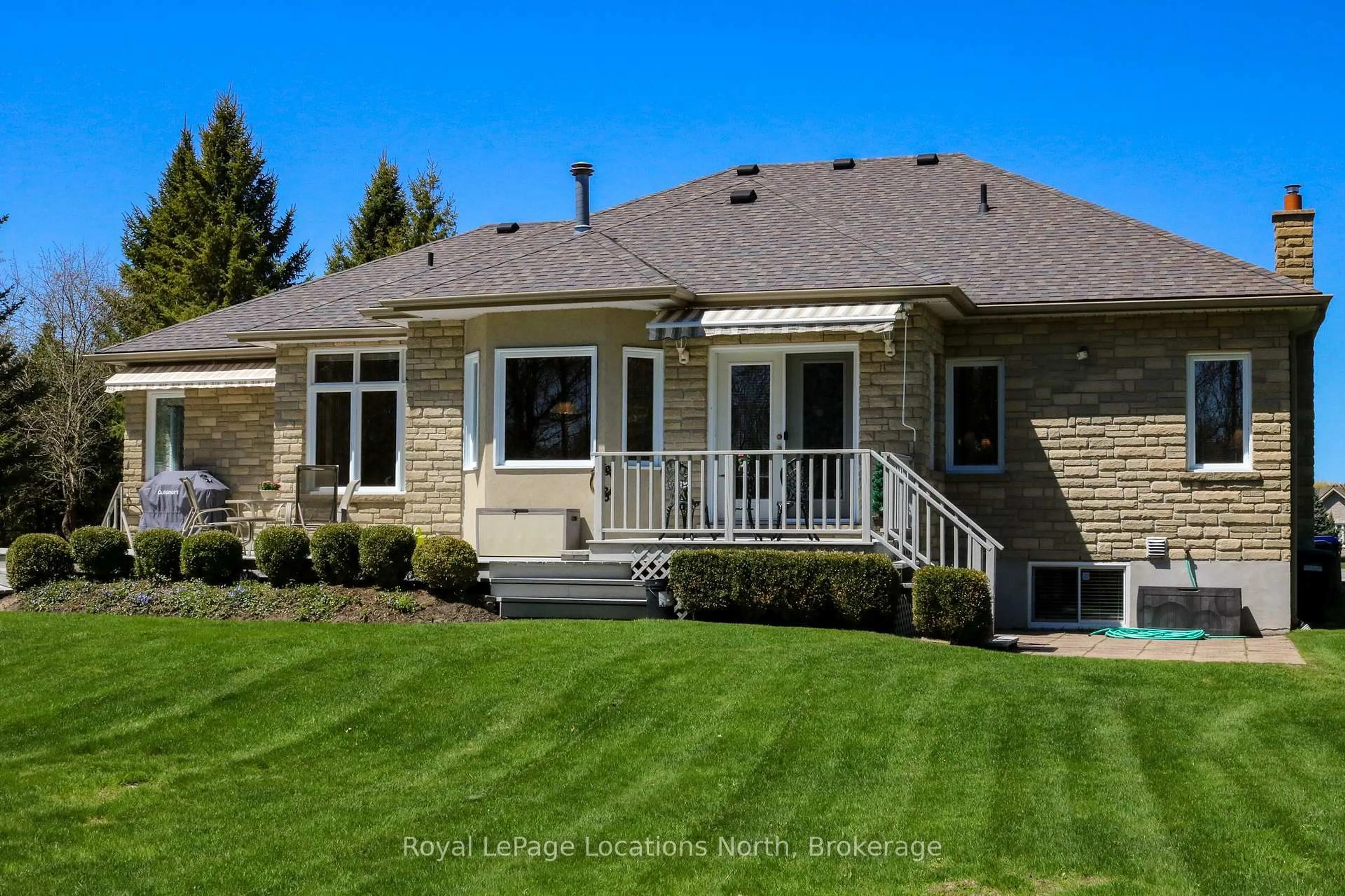 Home with vinyl exterior material, street for 8 Hillier Crt, Wasaga Beach Ontario L9Z 1J8