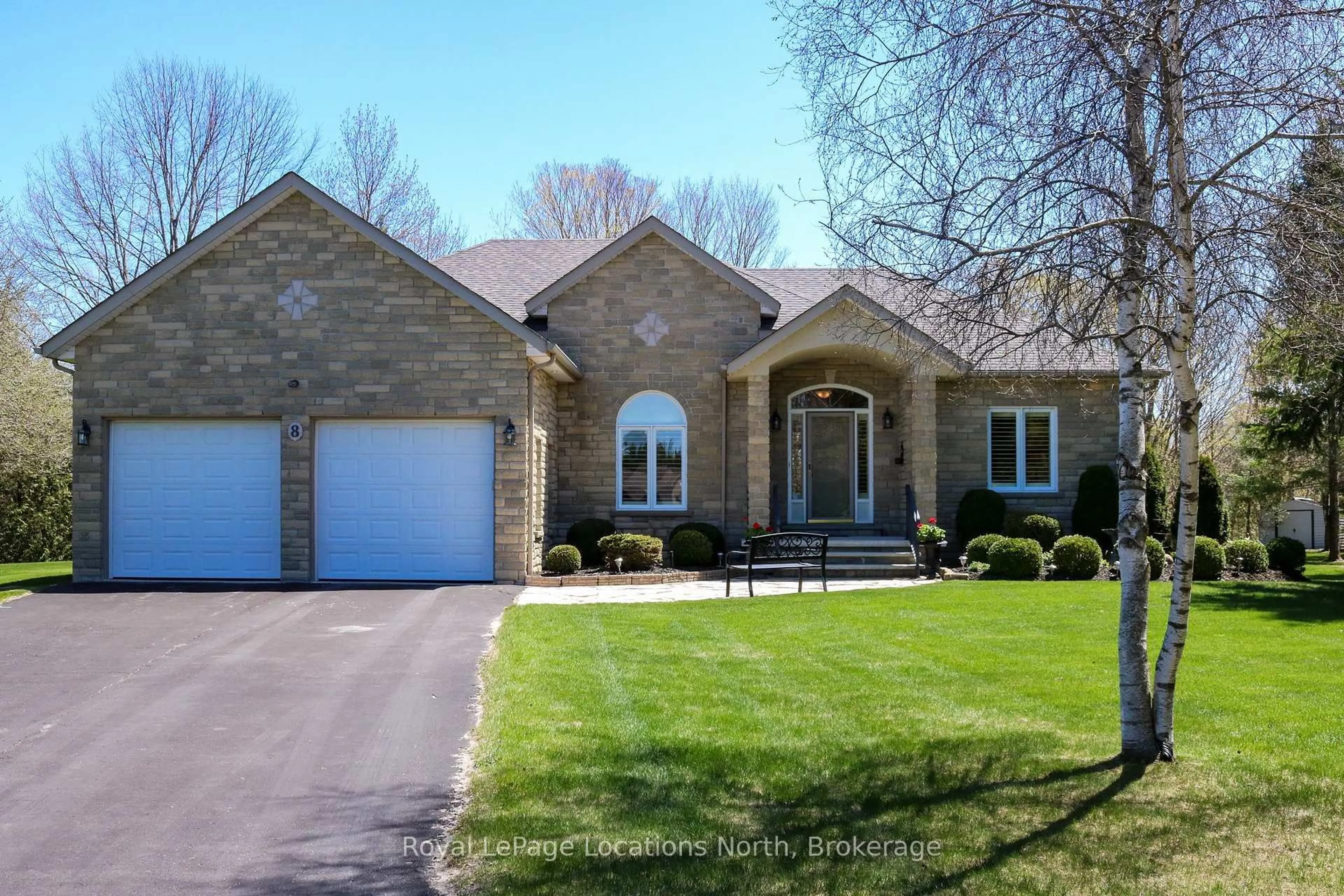 Home with brick exterior material, street for 8 Hillier Crt, Wasaga Beach Ontario L9Z 1J8