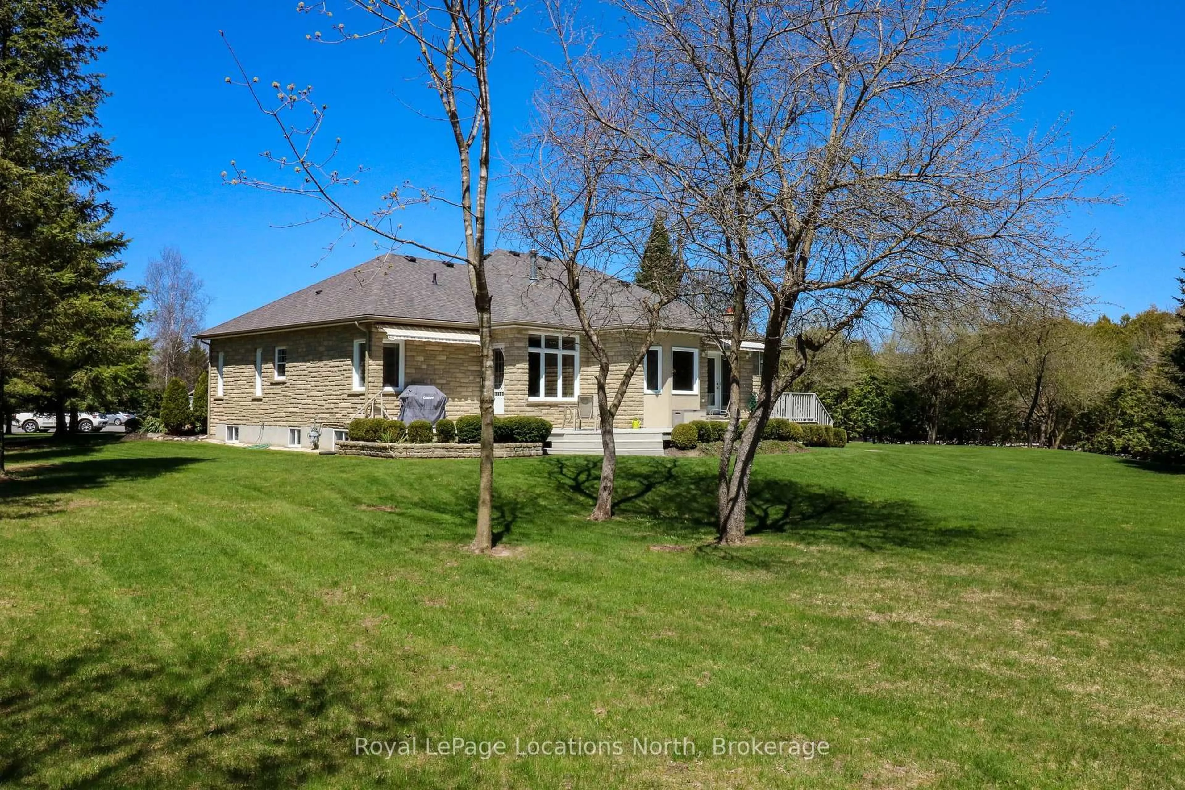 A pic from outside/outdoor area/front of a property/back of a property/a pic from drone, water/lake/river/ocean view for 8 Hillier Crt, Wasaga Beach Ontario L9Z 1J8