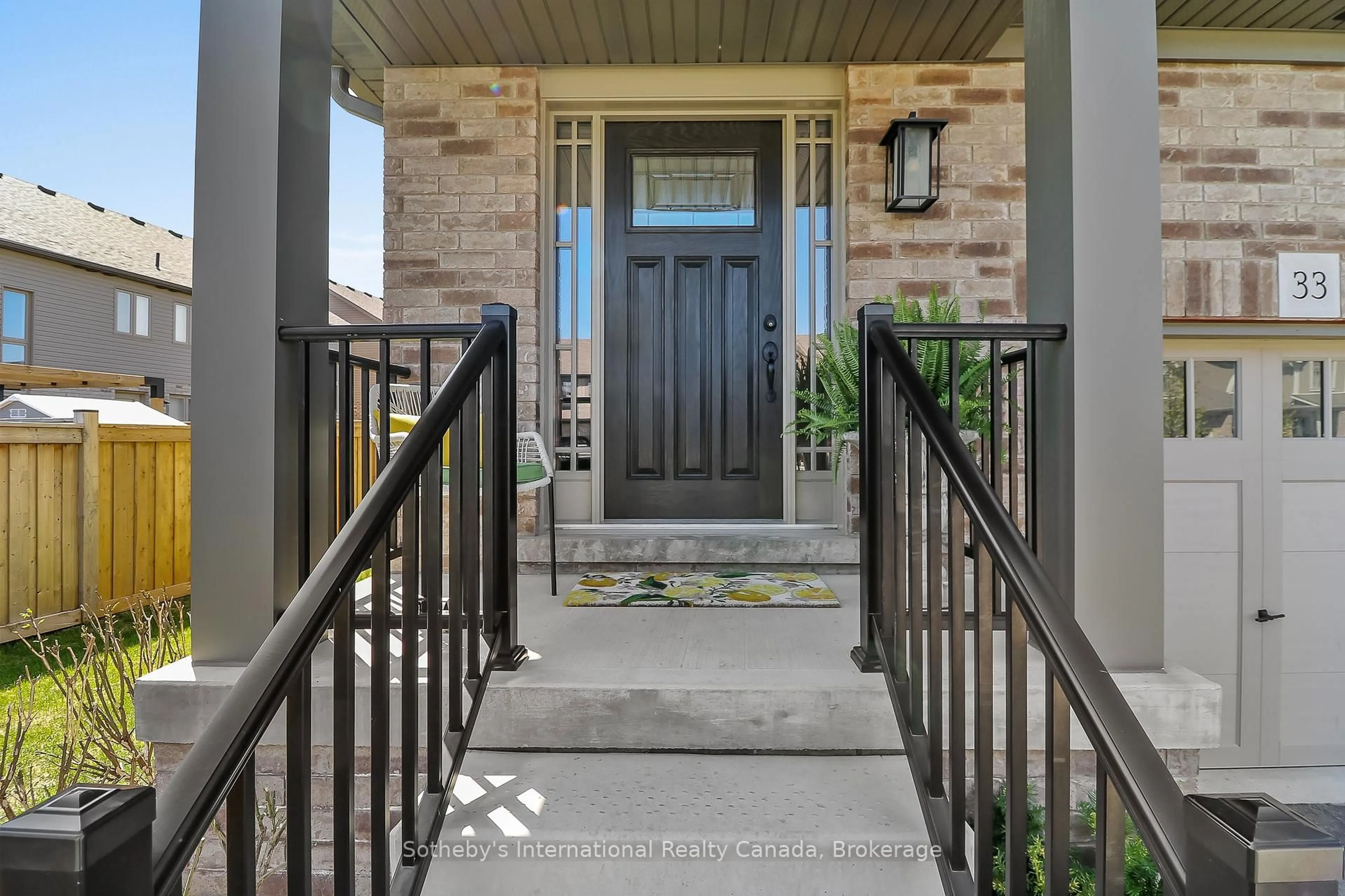 Indoor entryway for 33 Foley Cres, Collingwood Ontario L9Y 3B7
