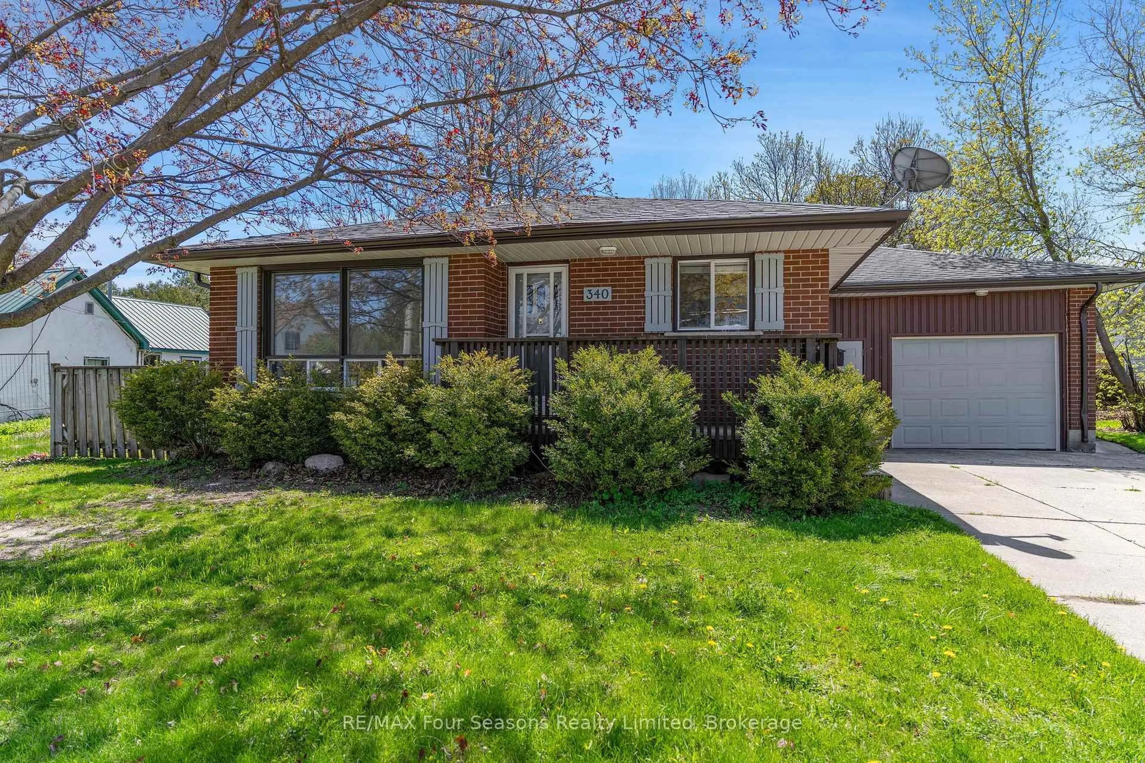 Home with brick exterior material, street for 340 Ontario St, Collingwood Ontario L9Y 1N3