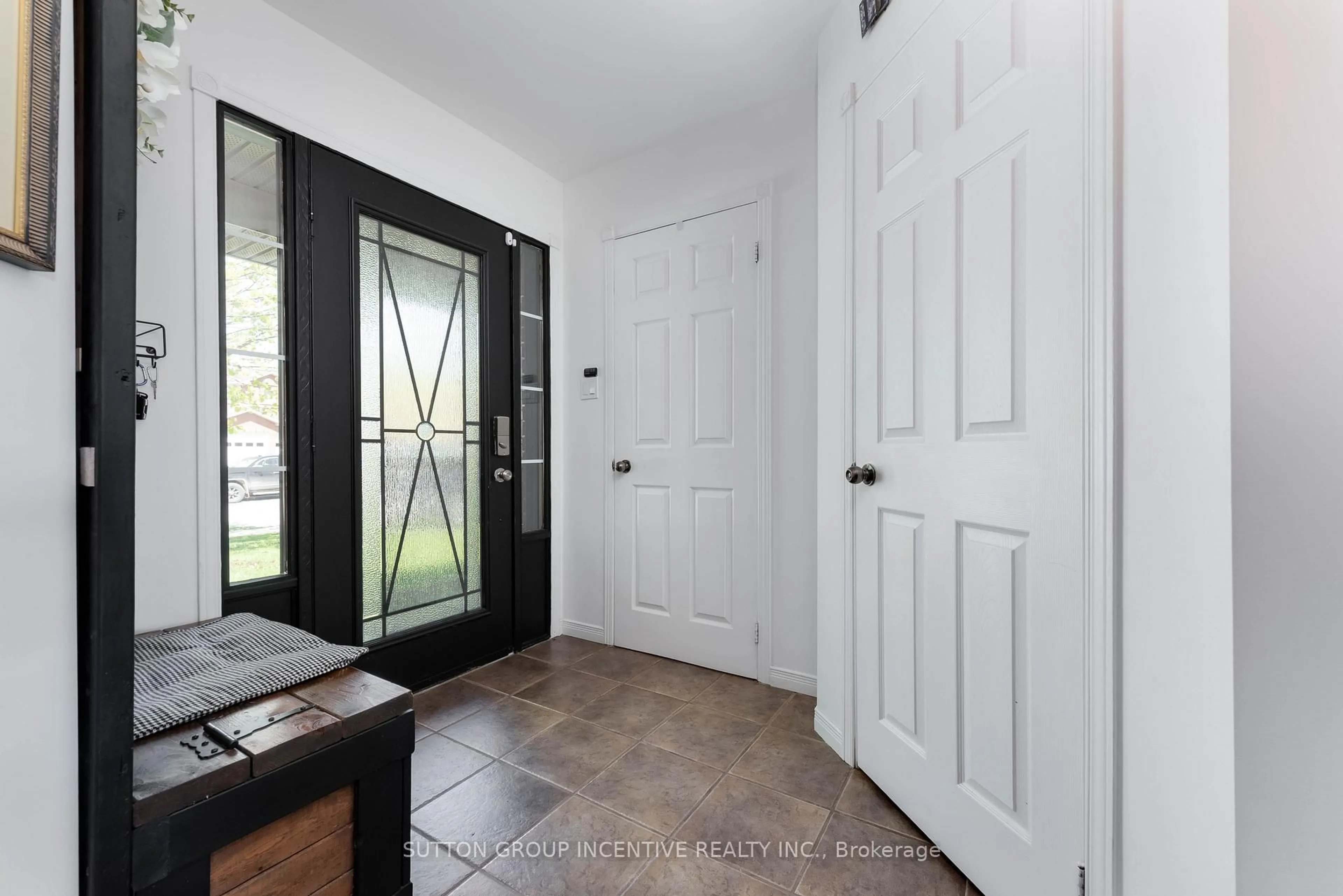 Indoor entryway for 55 Vanessa Dr, Orillia Ontario L3V 7X2
