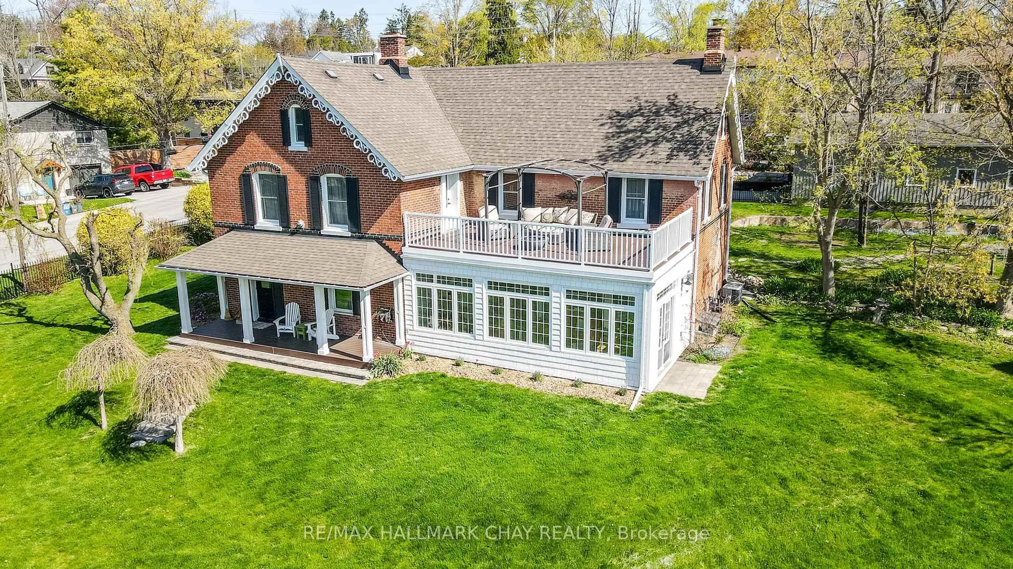A pic from outside/outdoor area/front of a property/back of a property/a pic from drone, building for 36 Shanty Bay Rd, Barrie Ontario L4M 1C8