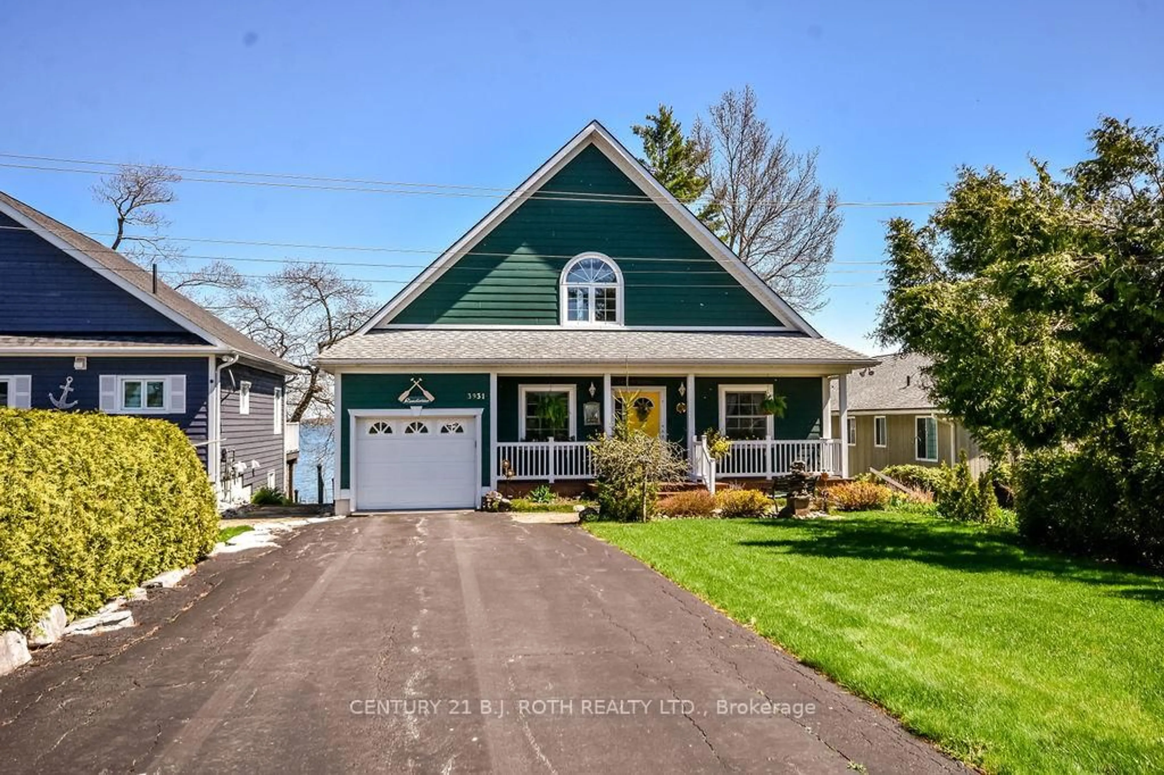 Home with vinyl exterior material, street for 3931 MENOKE BEACH Rd, Severn Ontario L3V 0T9