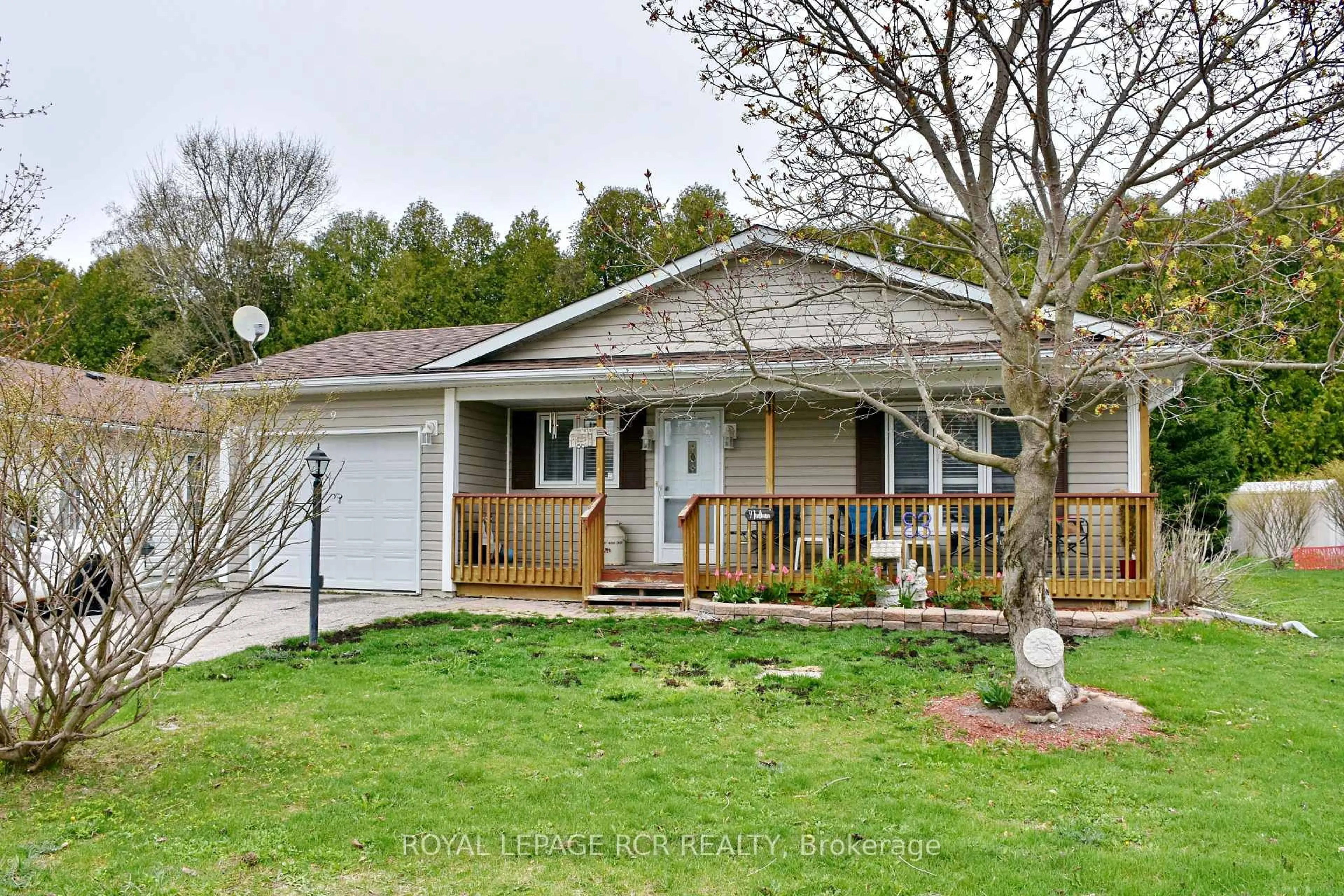 Home with vinyl exterior material, street for 9 Indiana Ave, Wasaga Beach Ontario L0L 2P0