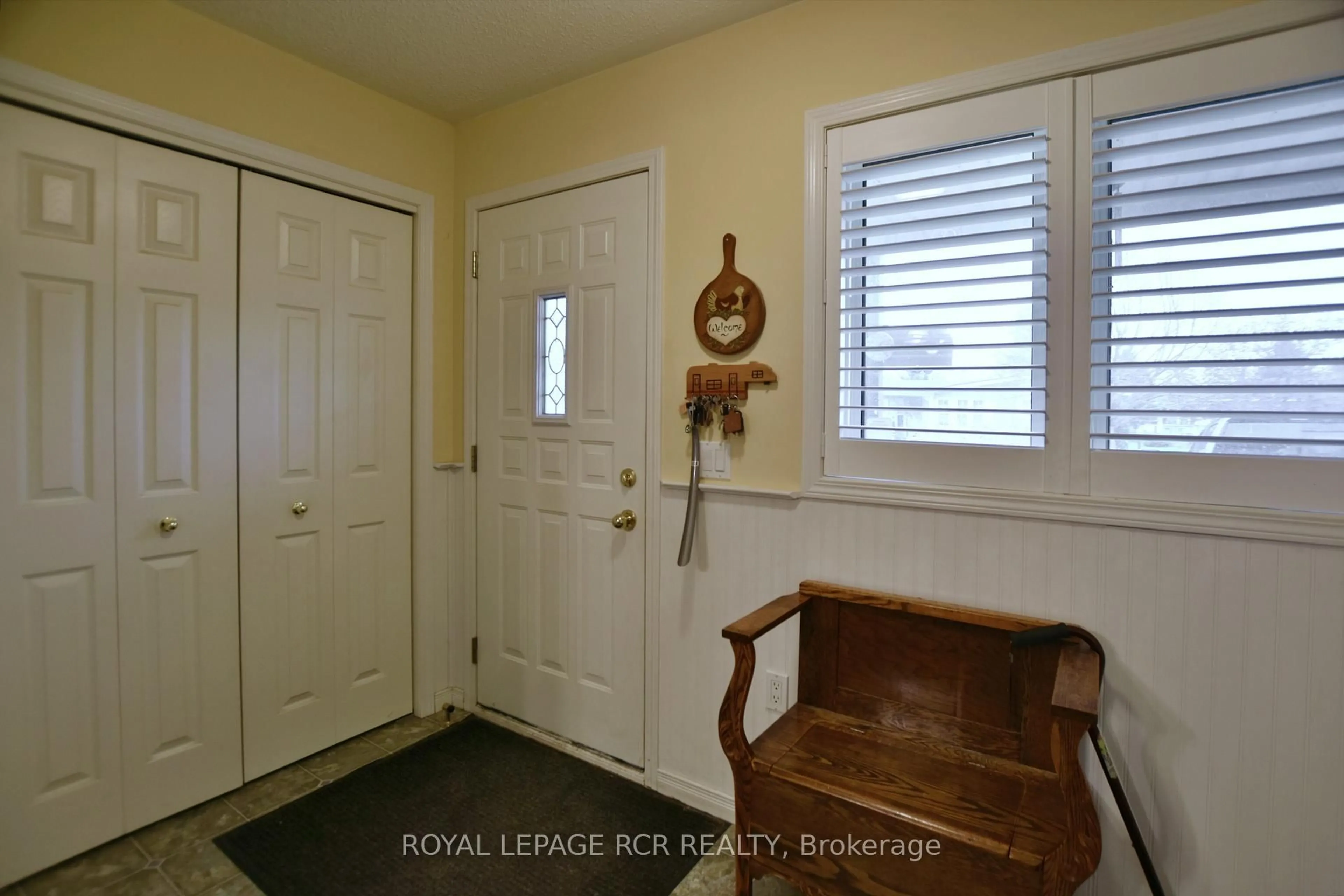Indoor entryway for 9 Indiana Ave, Wasaga Beach Ontario L0L 2P0