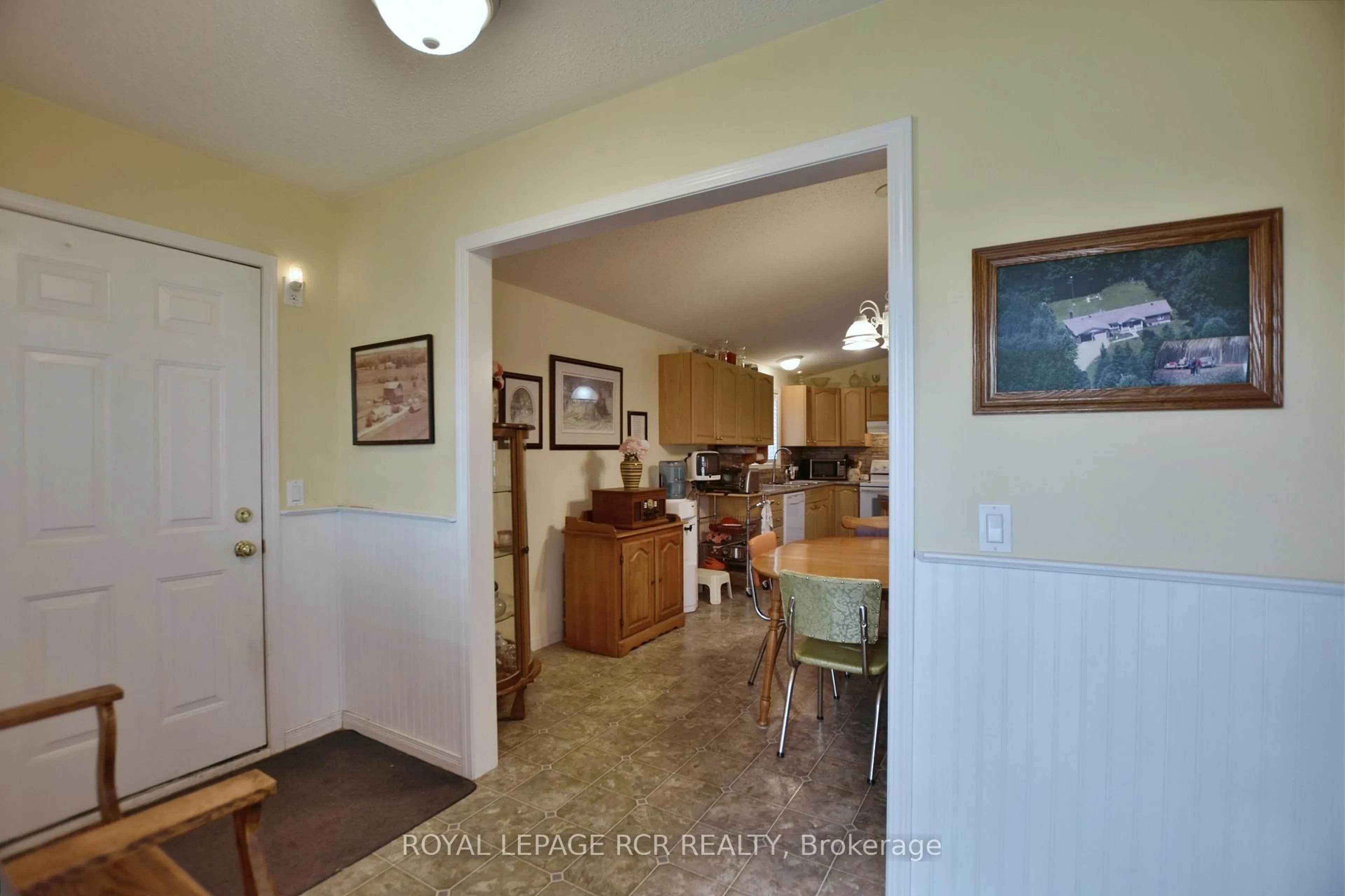 Indoor entryway for 9 Indiana Ave, Wasaga Beach Ontario L0L 2P0