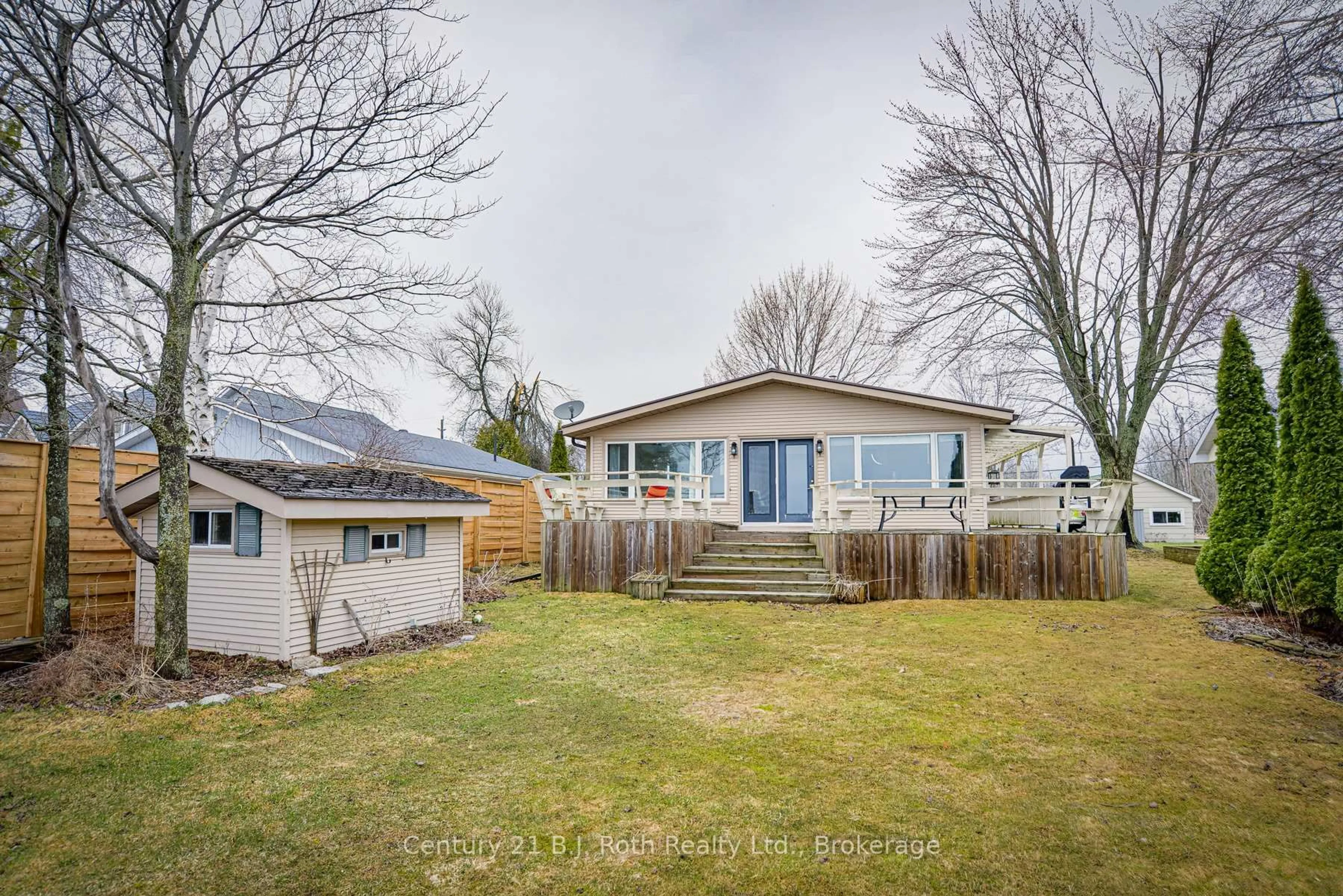 A pic from outside/outdoor area/front of a property/back of a property/a pic from drone, unknown for 231 Victoria Cres, Orillia Ontario L3V 0J5
