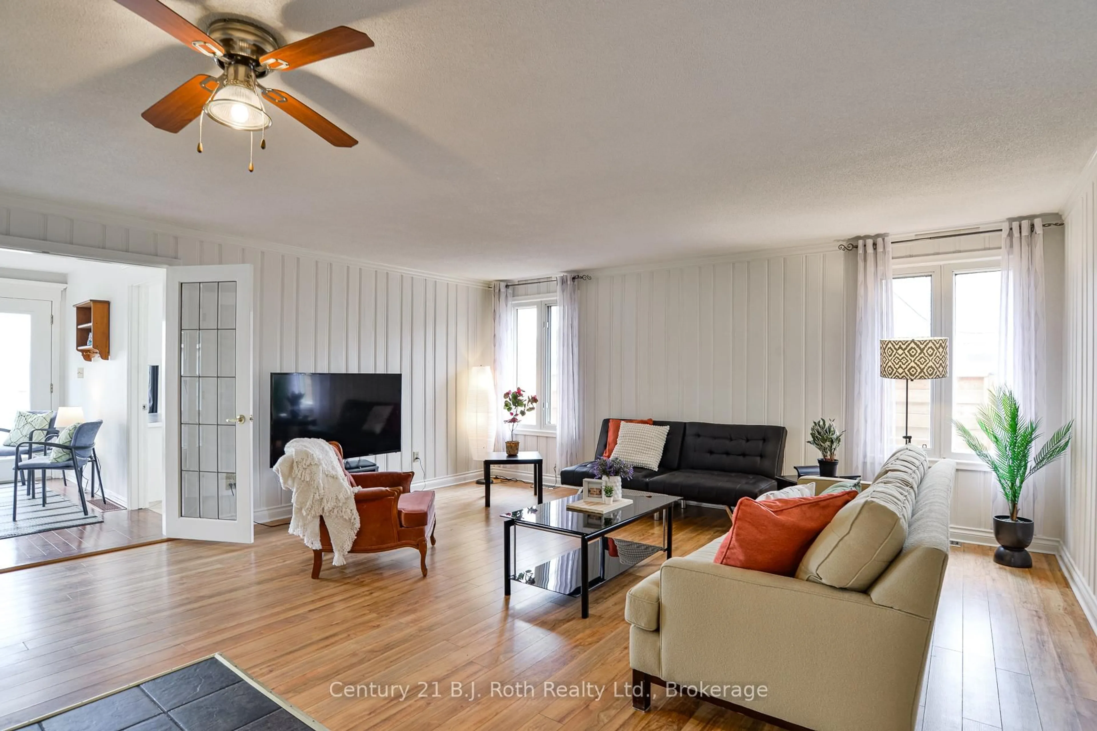 Living room with furniture, wood/laminate floor for 231 Victoria Cres, Orillia Ontario L3V 0J5