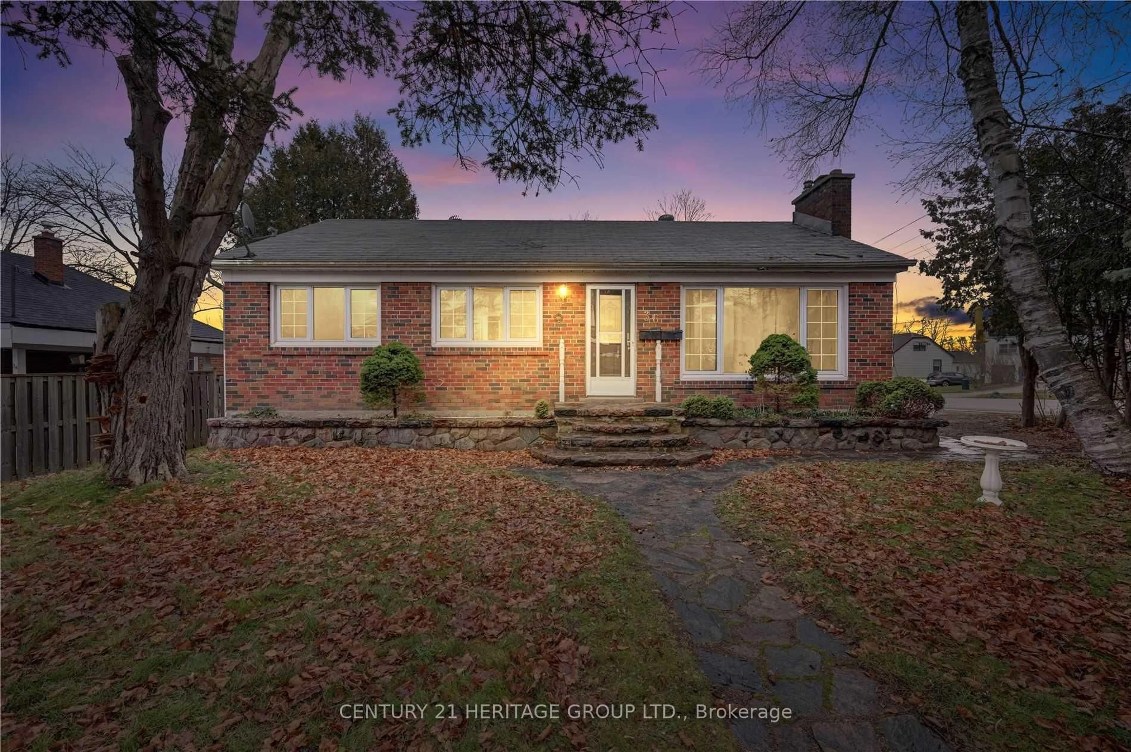 A pic from outside/outdoor area/front of a property/back of a property/a pic from drone, street for 36 Argyle Ave, Orillia Ontario L3V 2V6