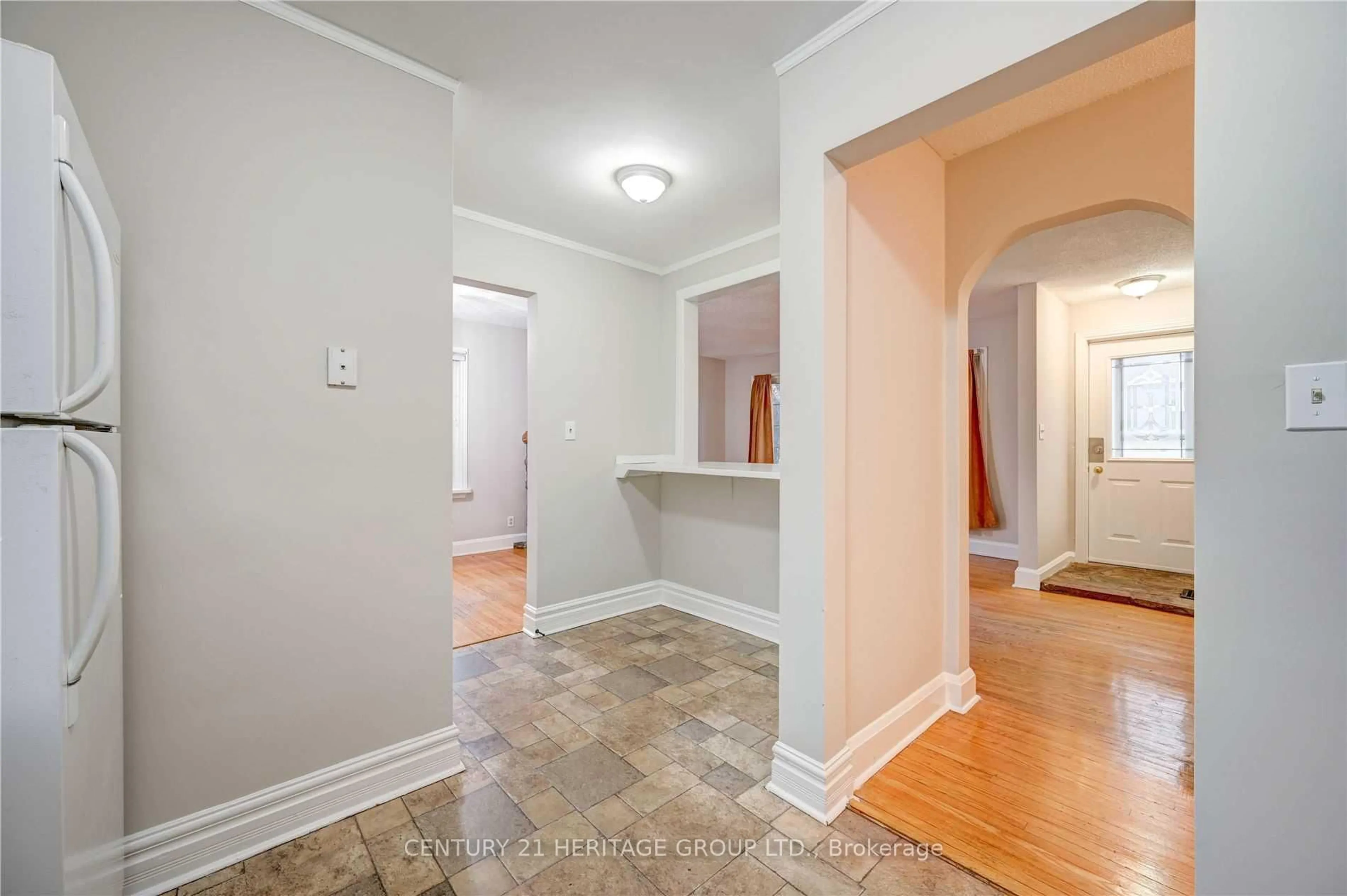 Indoor entryway for 36 Argyle Ave, Orillia Ontario L3V 2V6