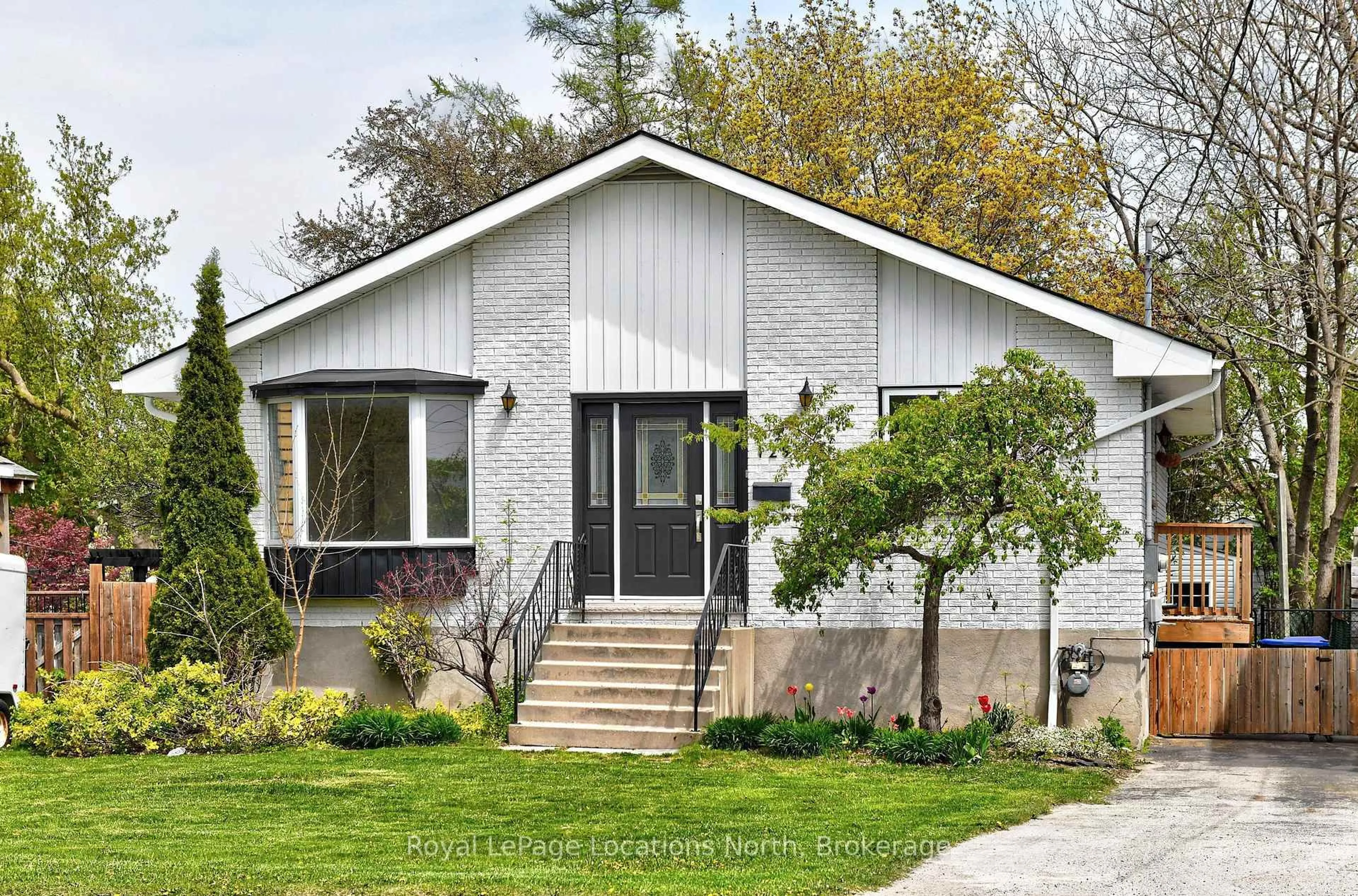 Home with vinyl exterior material, street for 129 Spruce St, Collingwood Ontario L9Y 3G8