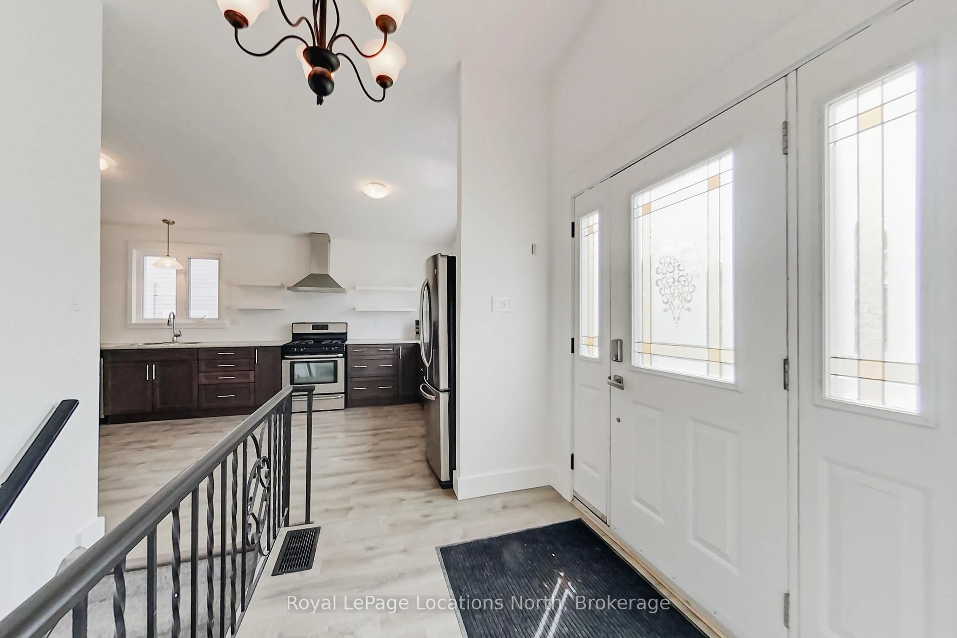 Indoor entryway for 129 Spruce St, Collingwood Ontario L9Y 3G8