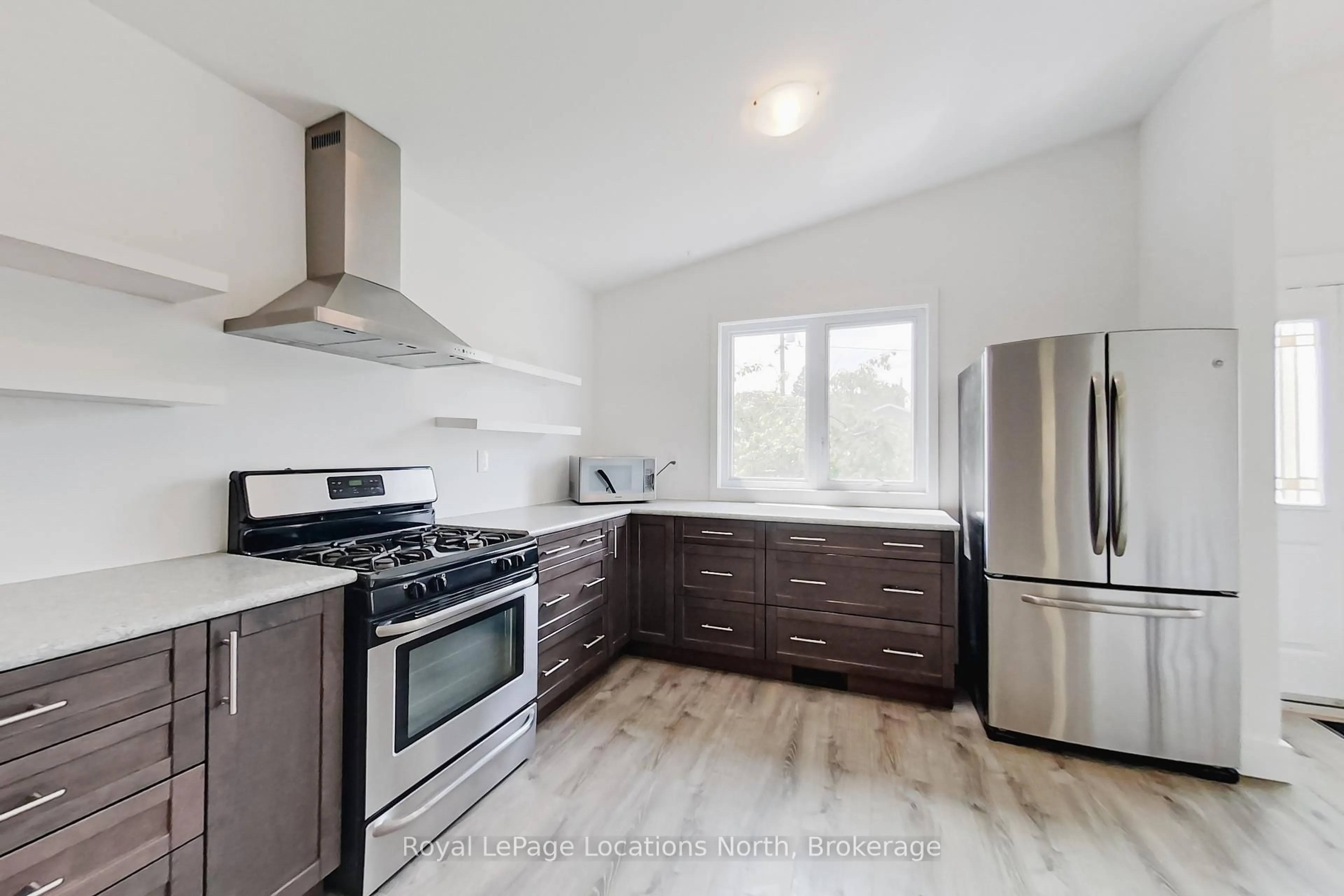 Standard kitchen, wood/laminate floor for 129 Spruce St, Collingwood Ontario L9Y 3G8