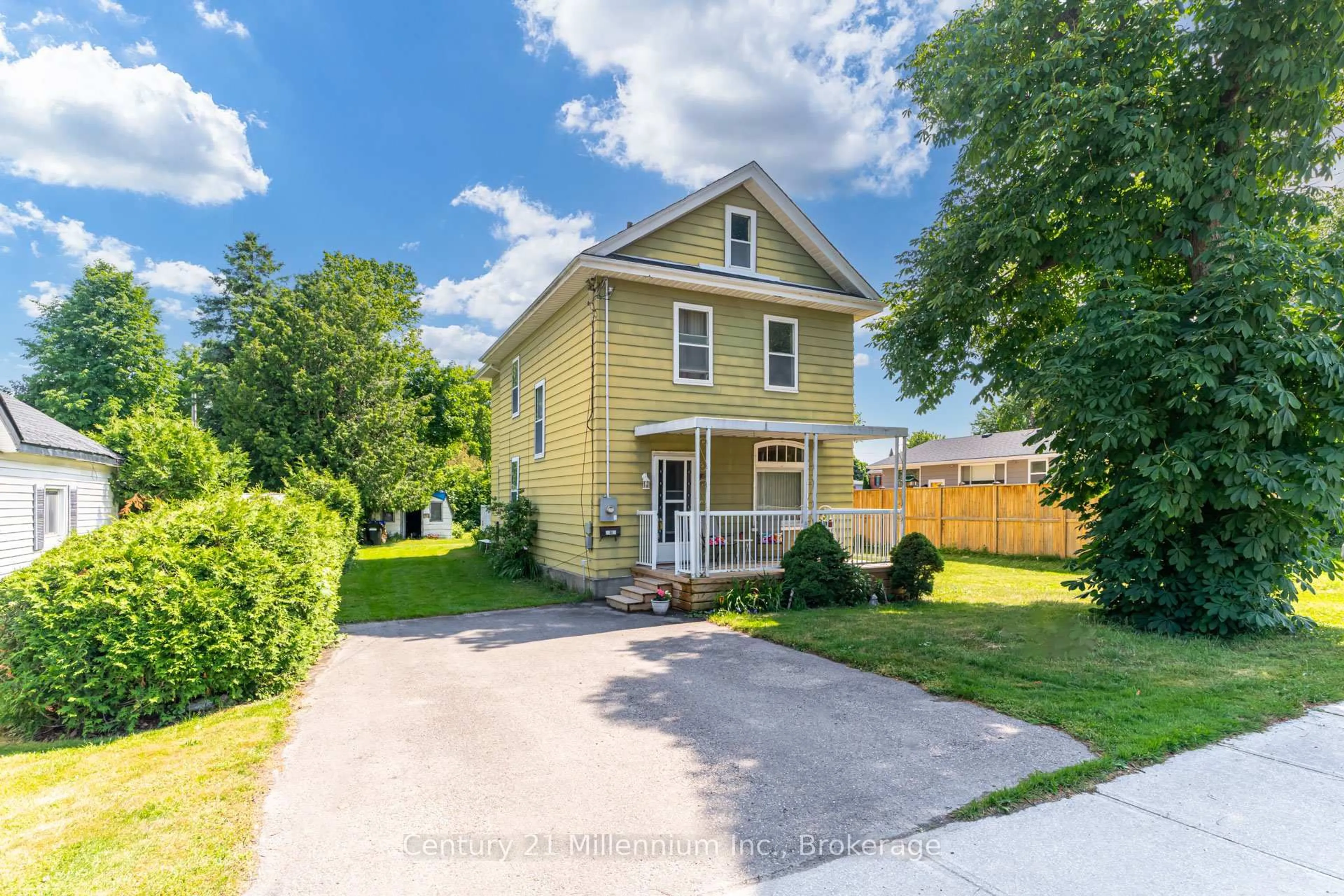 A pic from outside/outdoor area/front of a property/back of a property/a pic from drone, street for 14 Lorne Ave, Collingwood Ontario L9Y 2B6