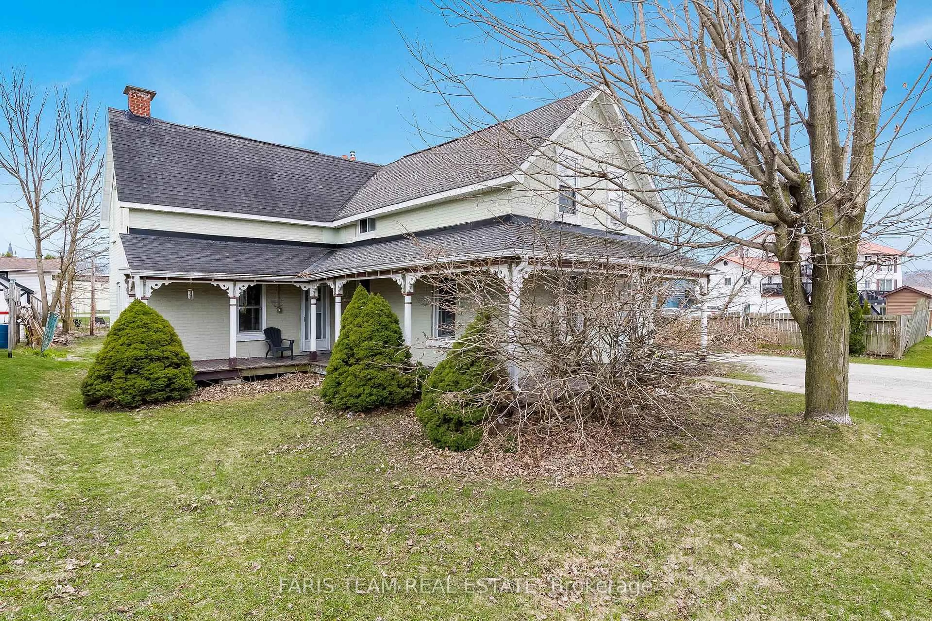 A pic from outside/outdoor area/front of a property/back of a property/a pic from drone, street for 10 Wolfe St, Penetanguishene Ontario L9M 1B9