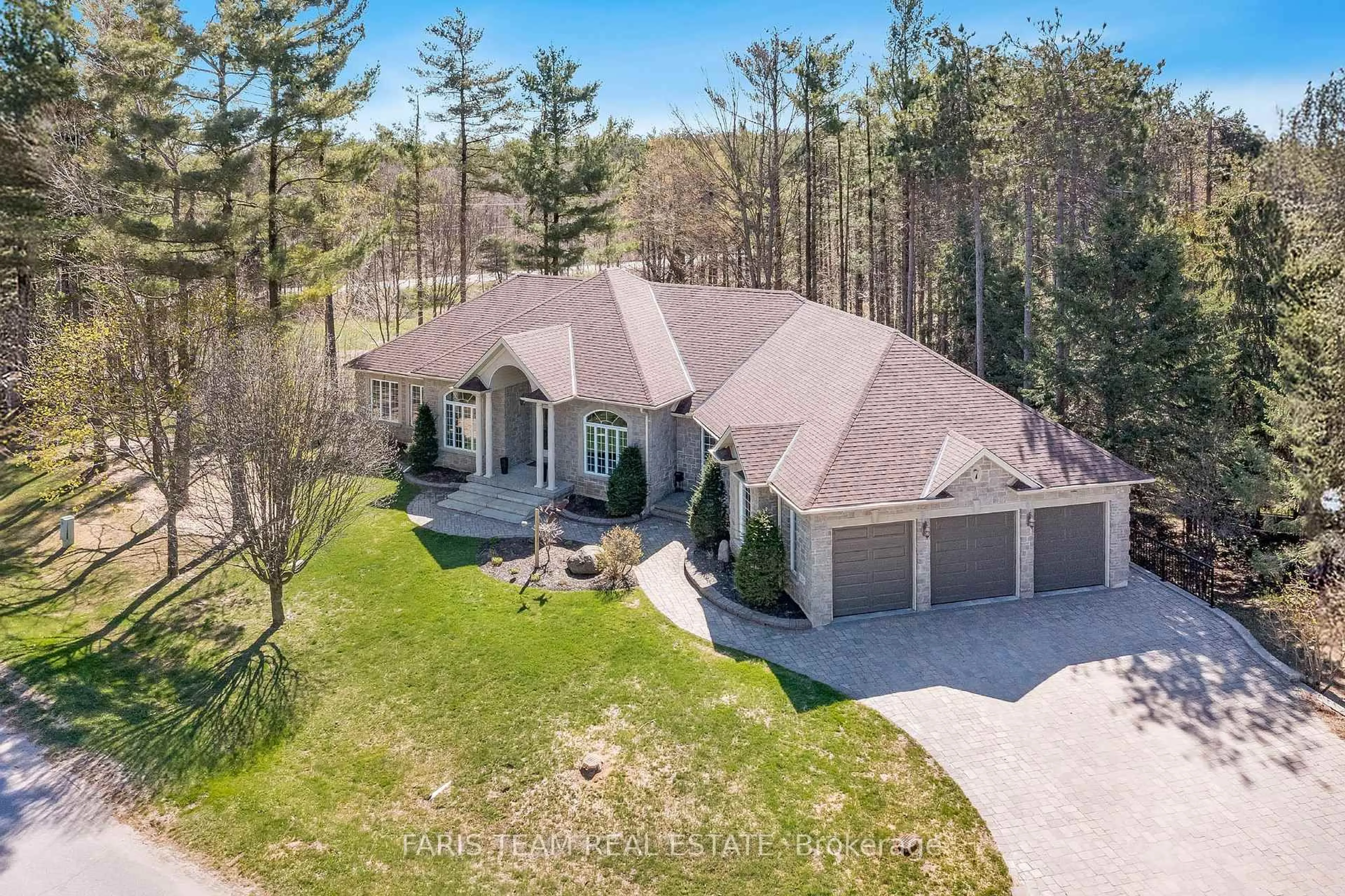 A pic from outside/outdoor area/front of a property/back of a property/a pic from drone, street for 7 Highland Dr, Oro-Medonte Ontario L0L 2L0
