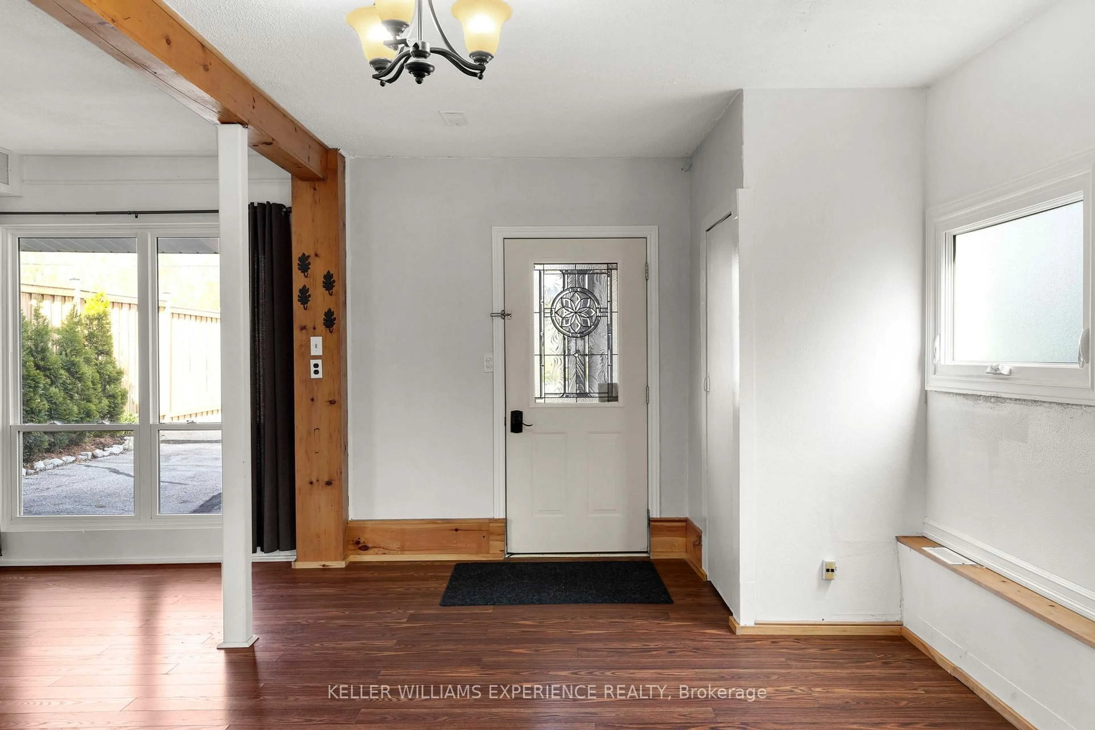 Indoor entryway for 3 Courtland St, Ramara Ontario L3V 1A4