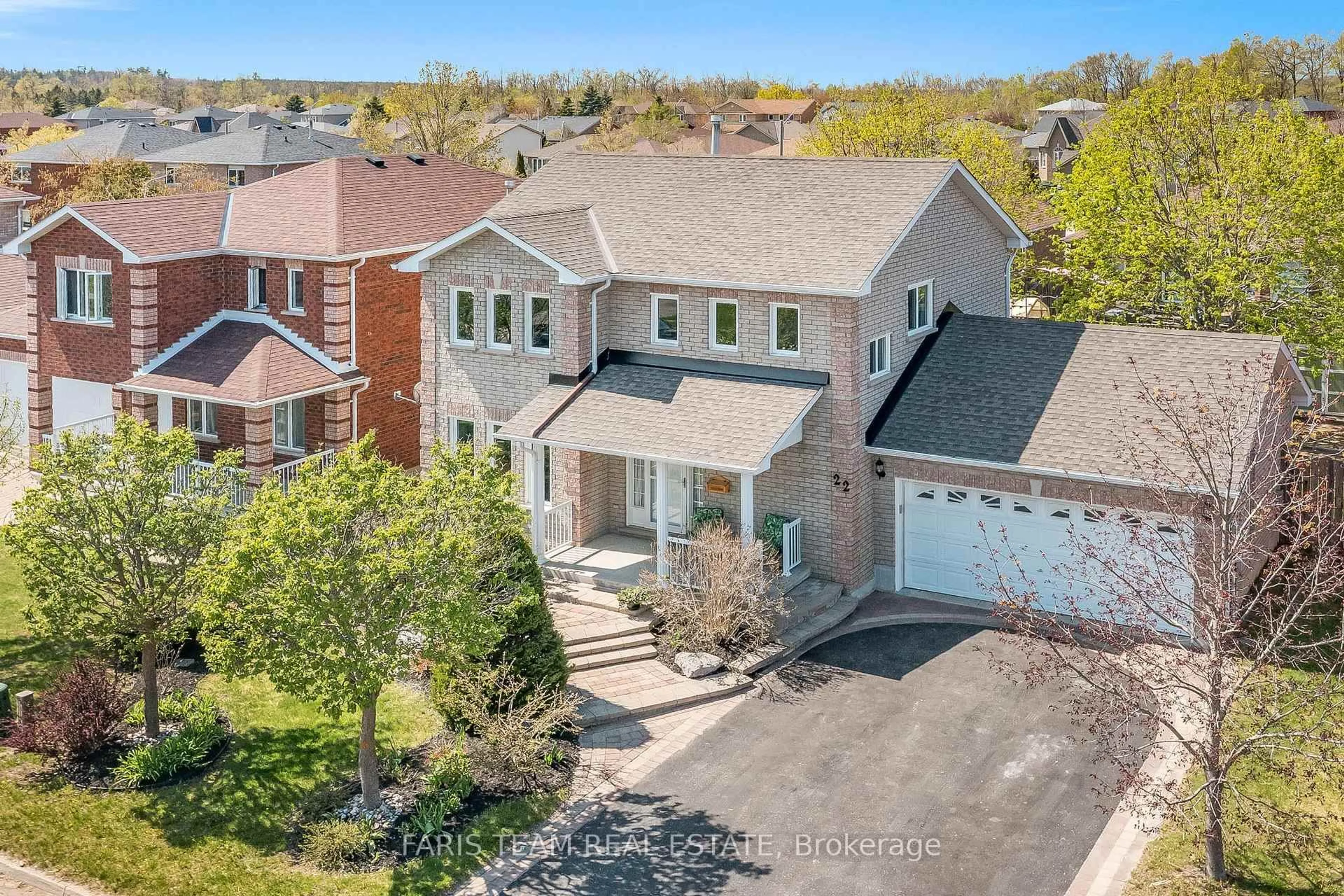 A pic from outside/outdoor area/front of a property/back of a property/a pic from drone, street for 22 Watson Dr, Barrie Ontario L4M 6W3