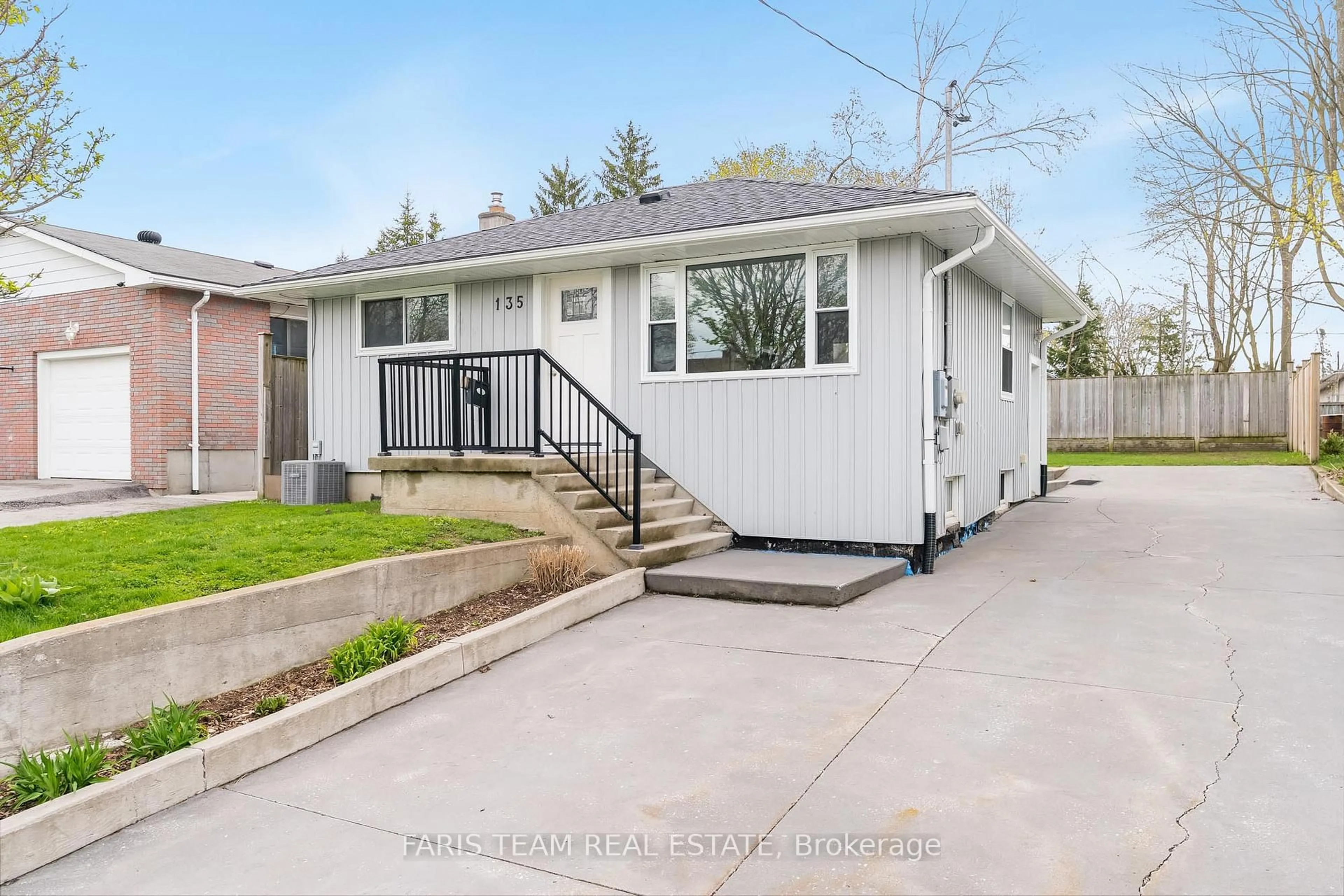 Home with vinyl exterior material, street for 135 Gunn St, Barrie Ontario L4M 2H6
