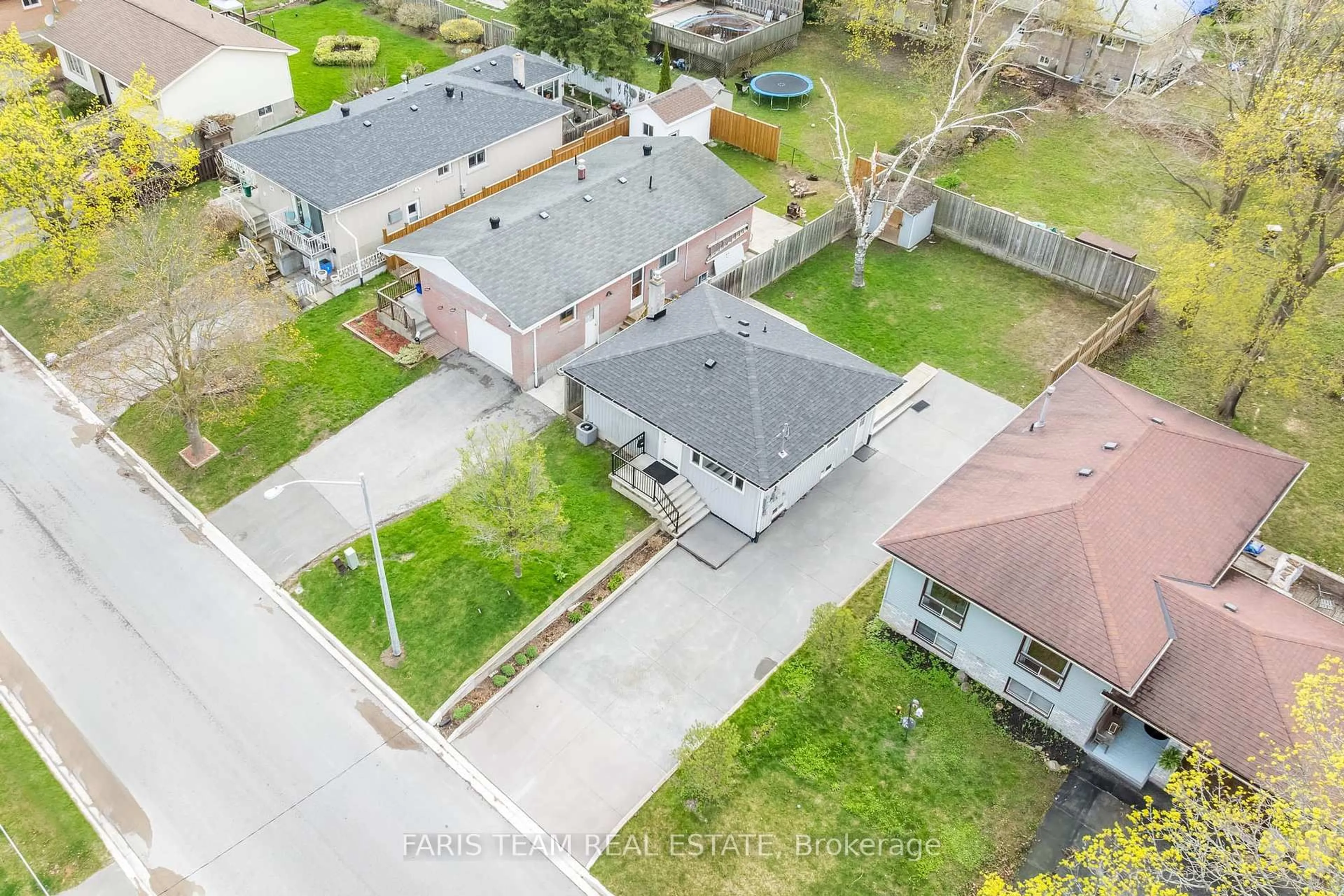 A pic from outside/outdoor area/front of a property/back of a property/a pic from drone, street for 135 Gunn St, Barrie Ontario L4M 2H6