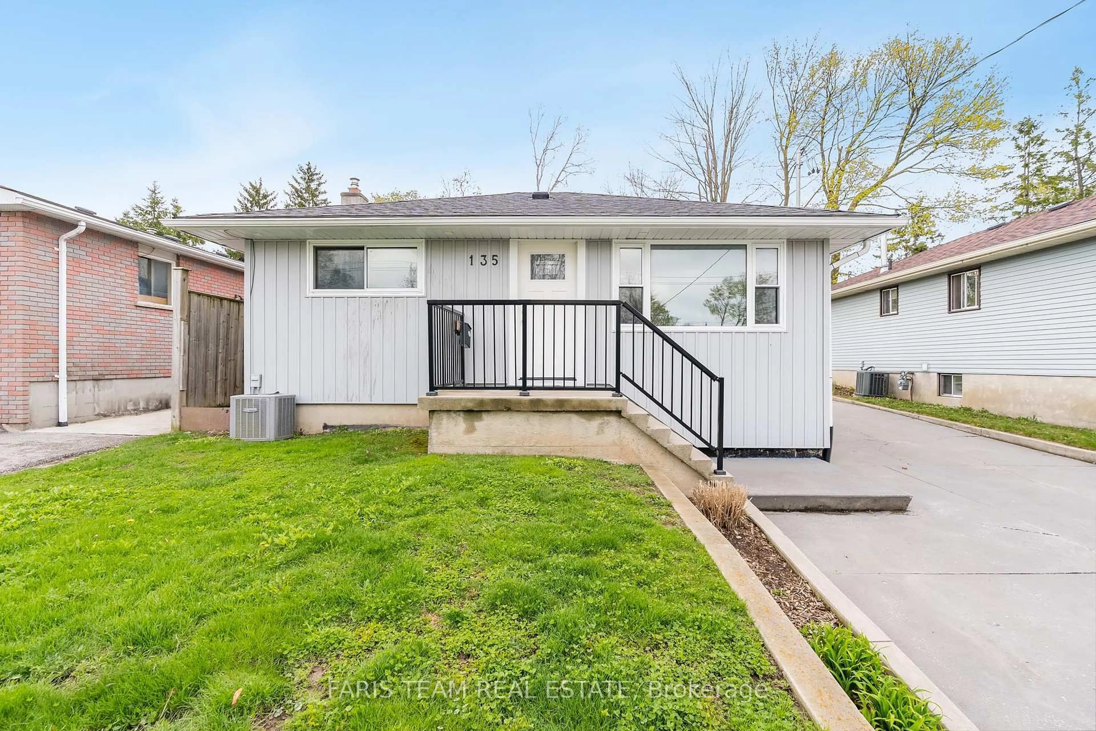 Home with vinyl exterior material, street for 135 Gunn St, Barrie Ontario L4M 2H6