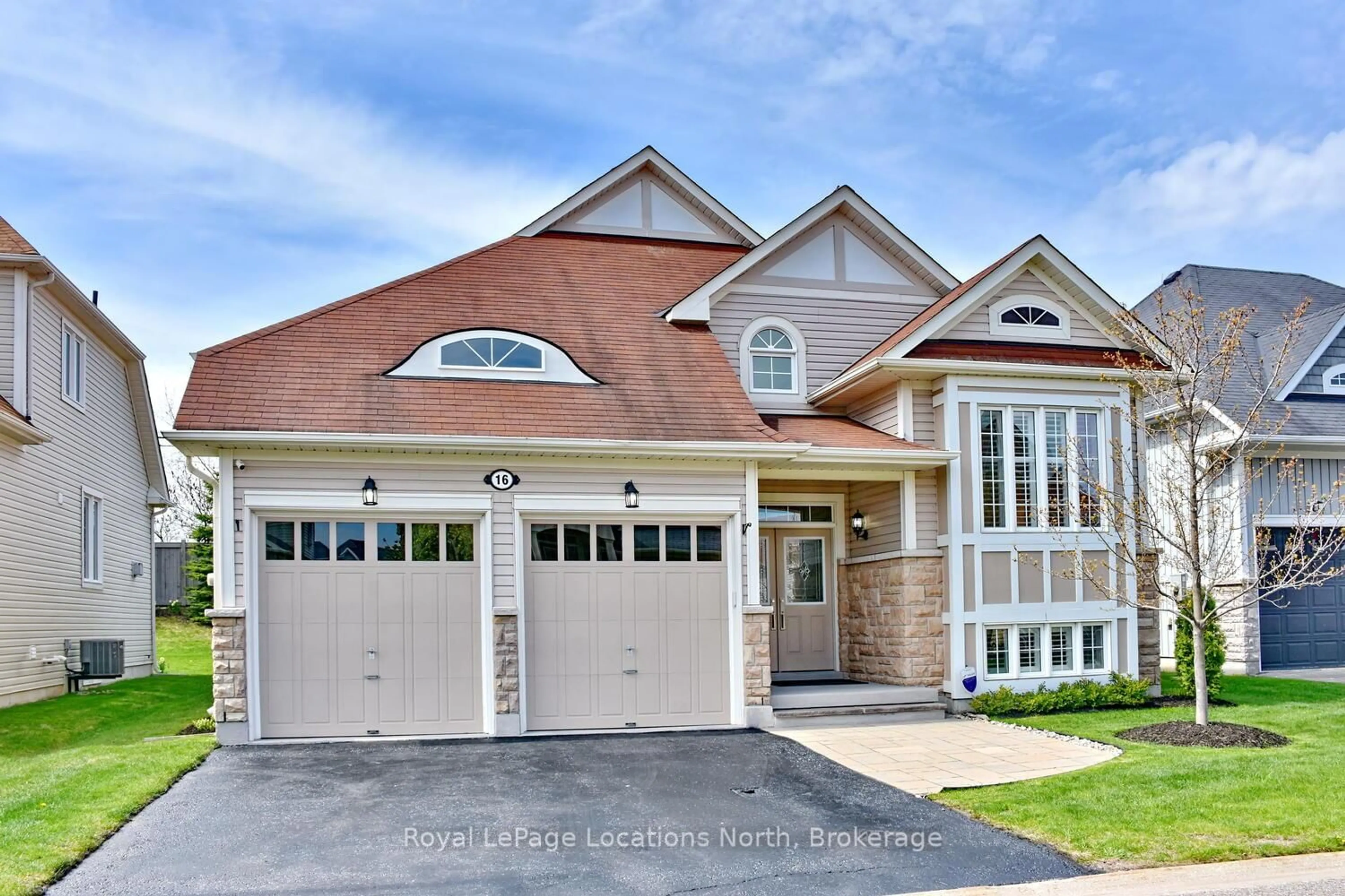 Home with brick exterior material, street for 16 Starboard Circ, Wasaga Beach Ontario L9Z 0E9