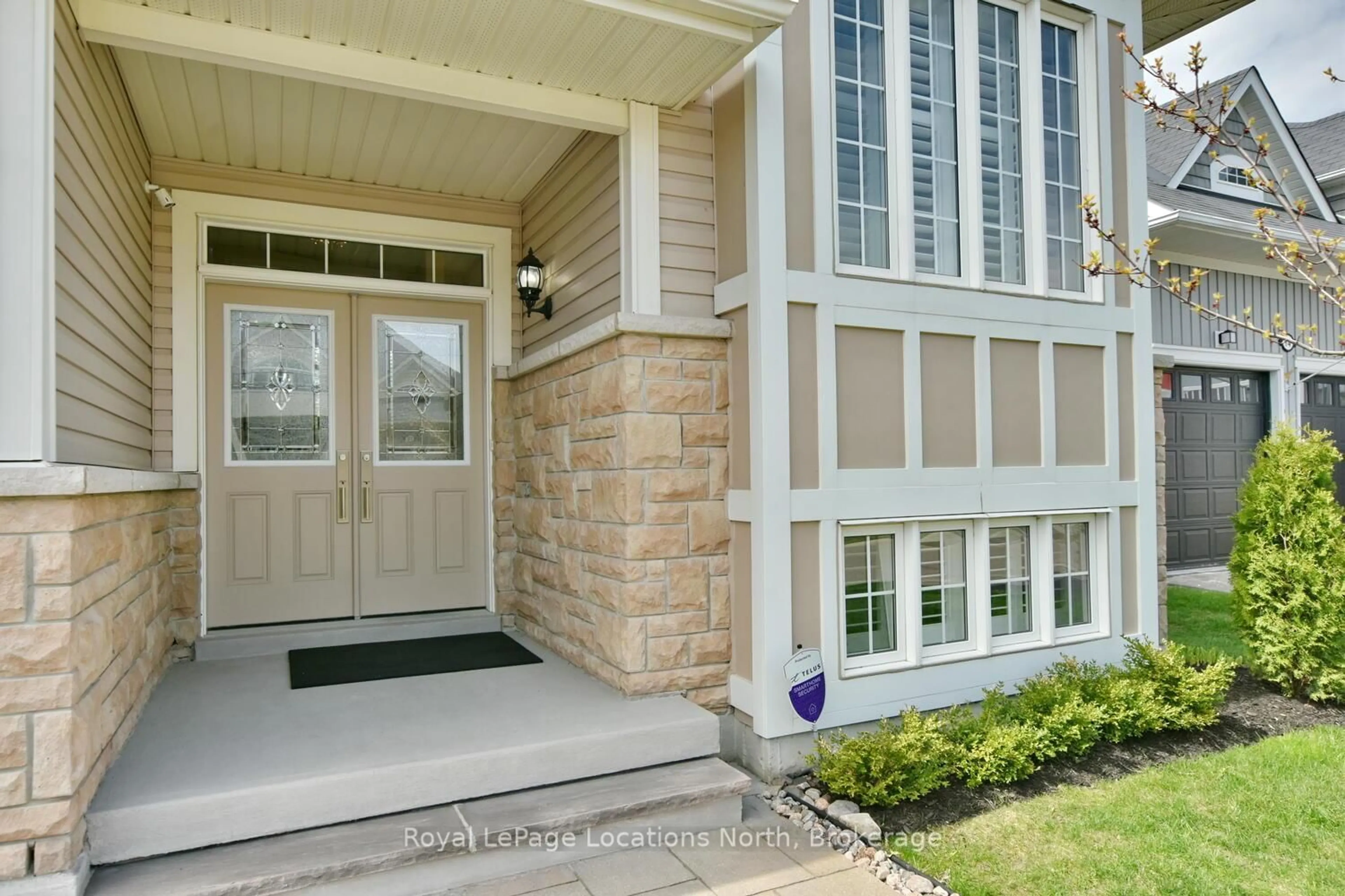 Indoor entryway for 16 Starboard Circ, Wasaga Beach Ontario L9Z 0E9