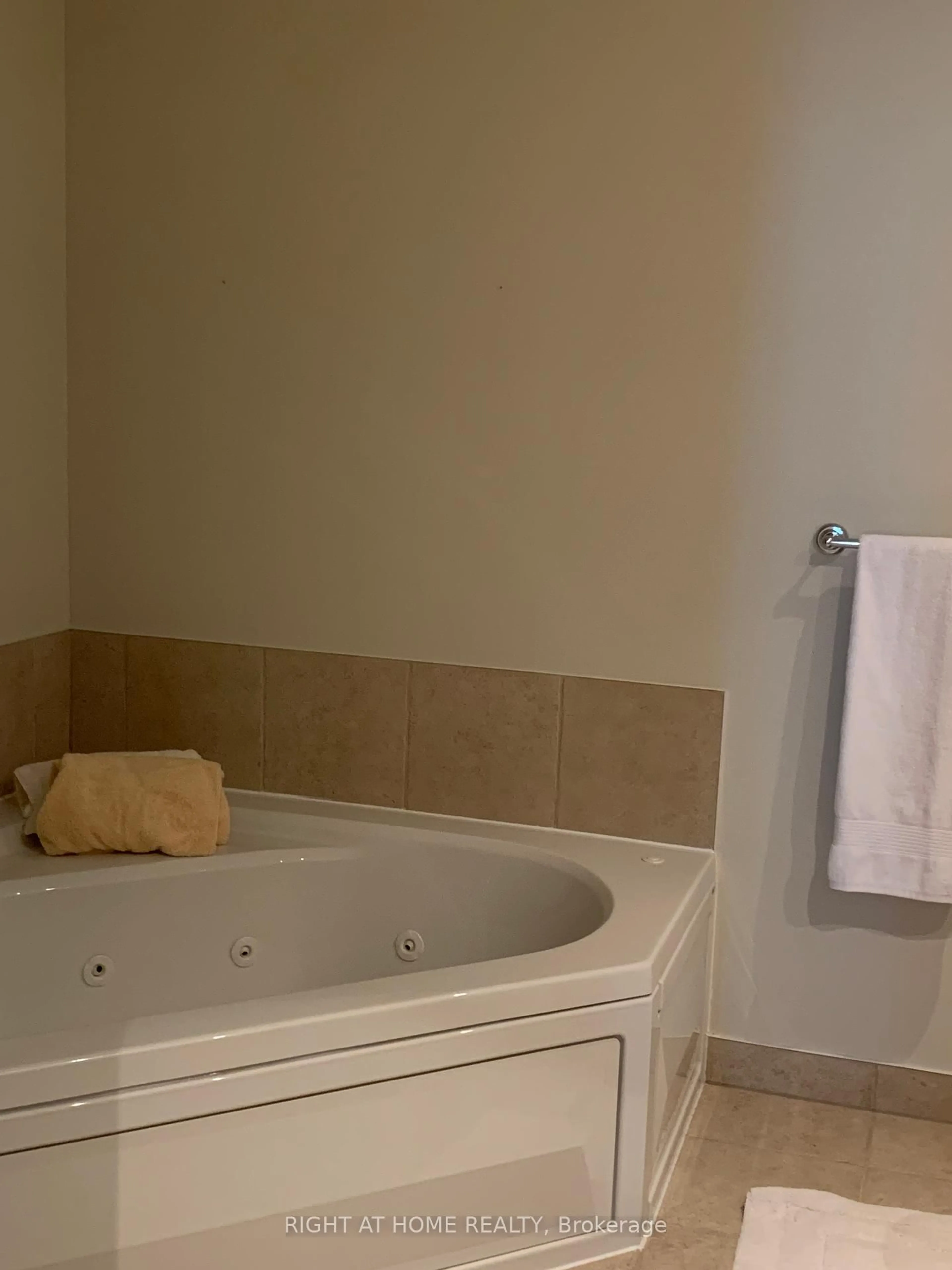 Standard bathroom, ceramic/tile floor for 37 Ellen St #504, Barrie Ontario L4N 6G2