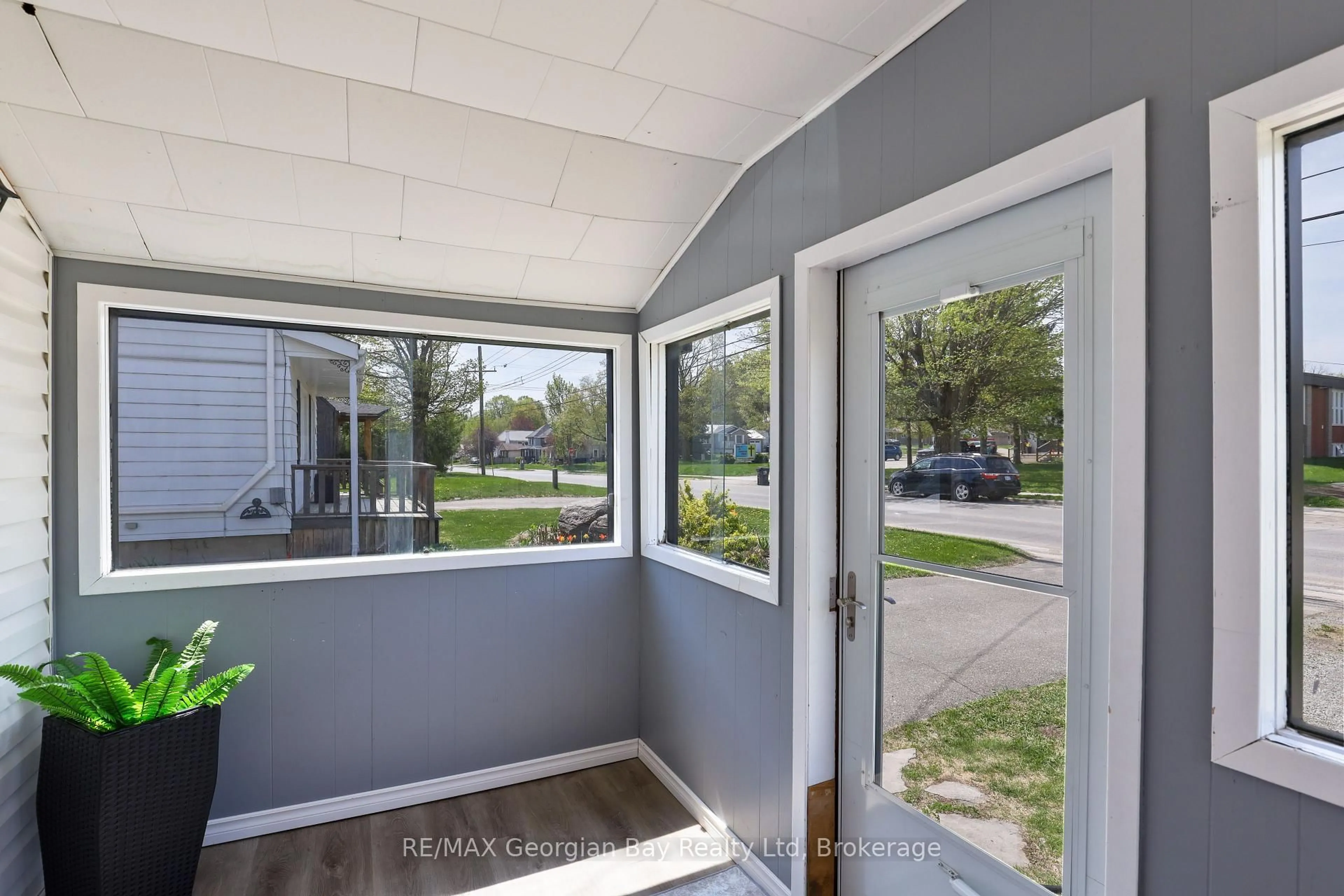 Indoor entryway for 163 Eighth St, Midland Ontario L4R 4A7