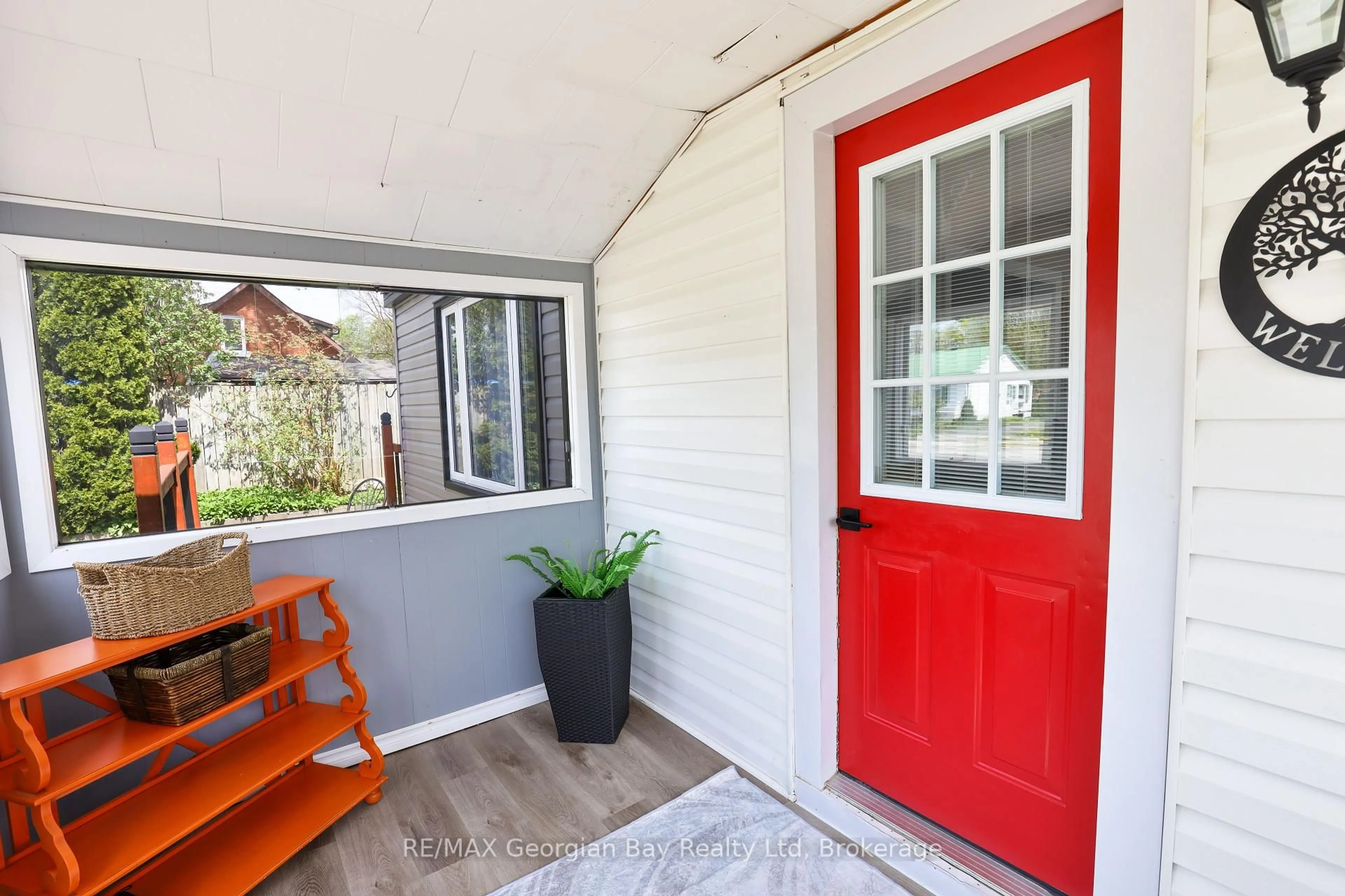 Indoor entryway for 163 Eighth St, Midland Ontario L4R 4A7