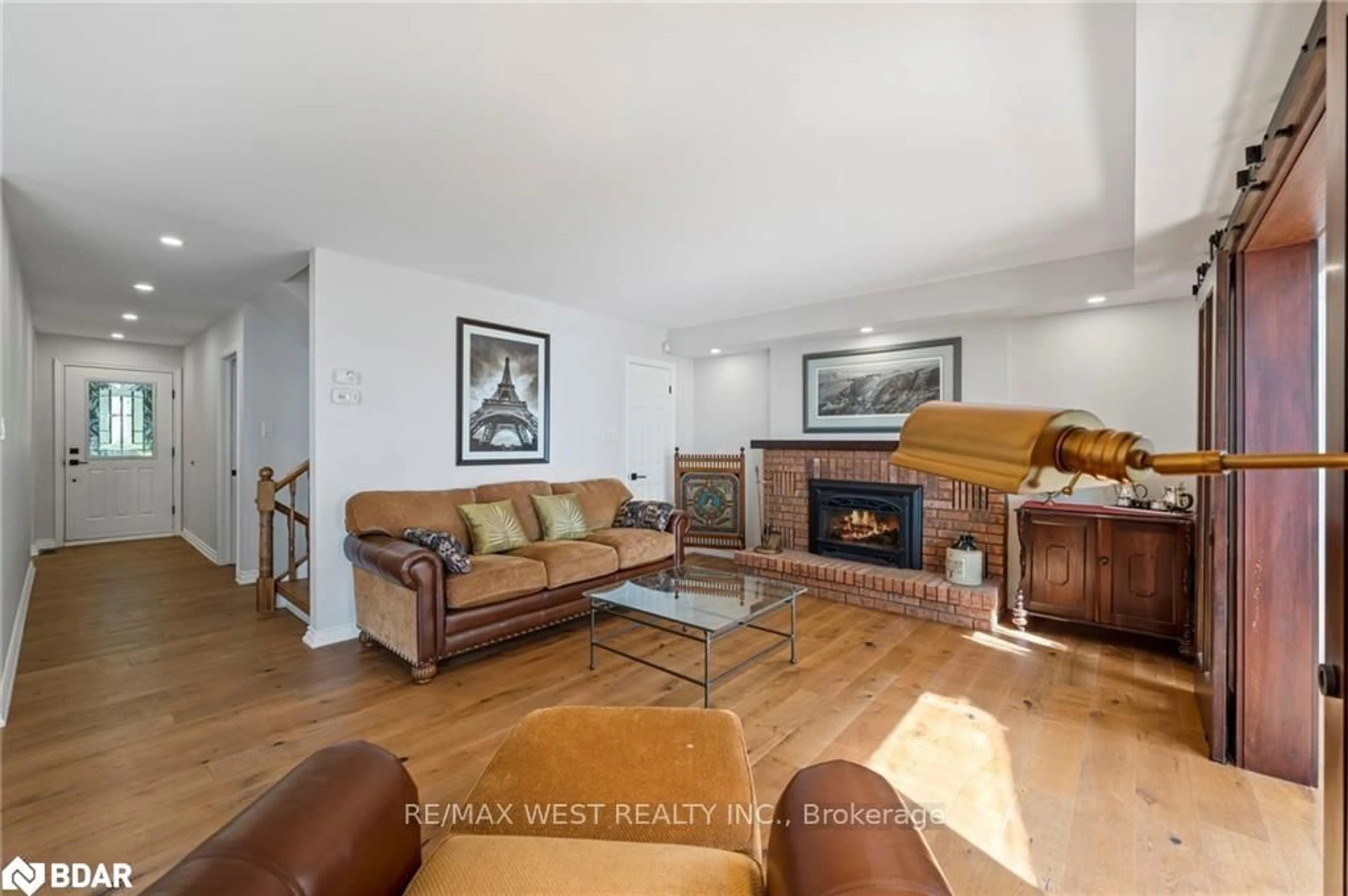 Living room with furniture, wood/laminate floor for 38 Willow Dr, Tiny Ontario L0L 1P1