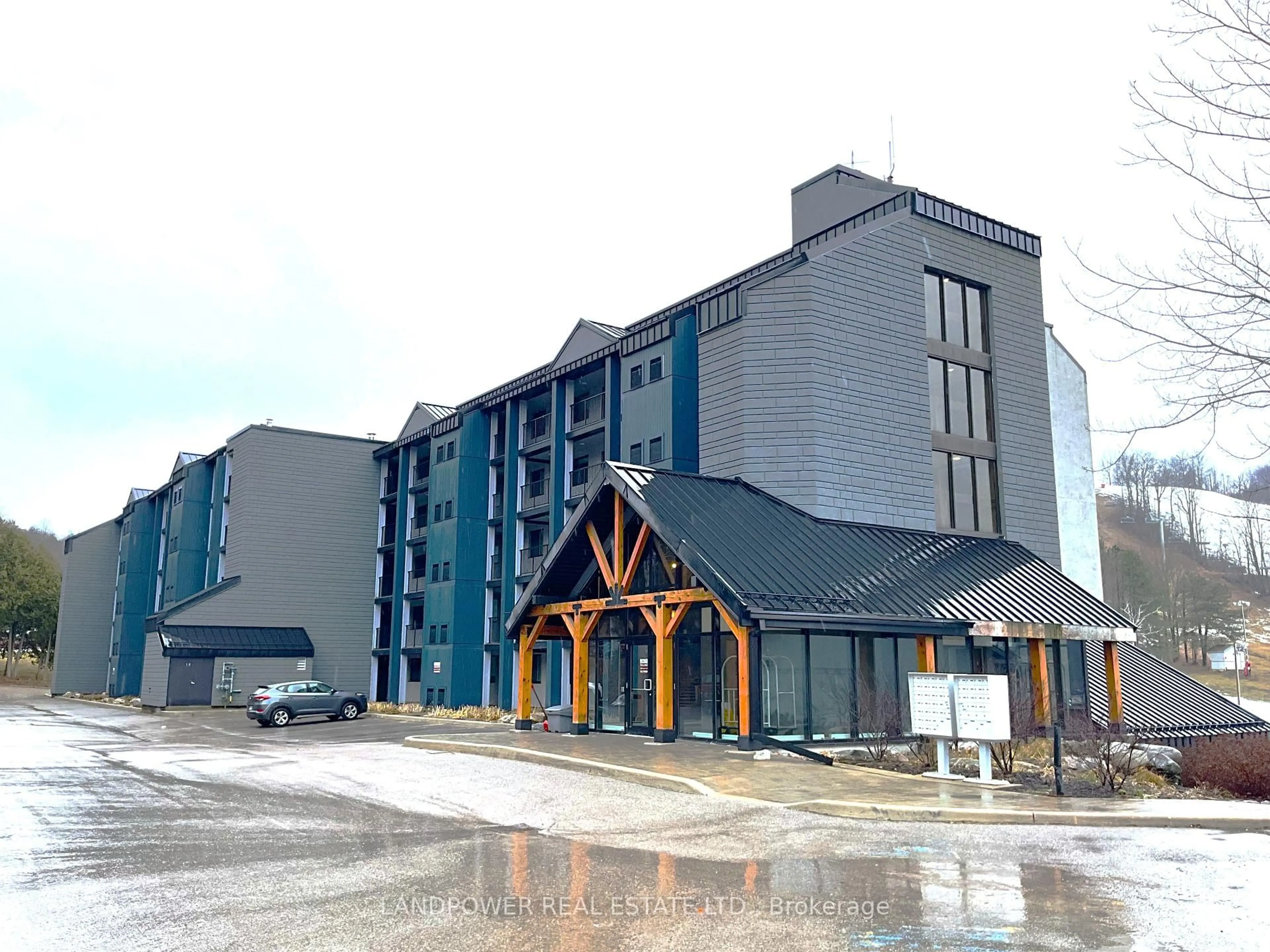 Indoor foyer for 80 Horseshoe Blvd #403, Oro-Medonte Ontario L4M 4Y8