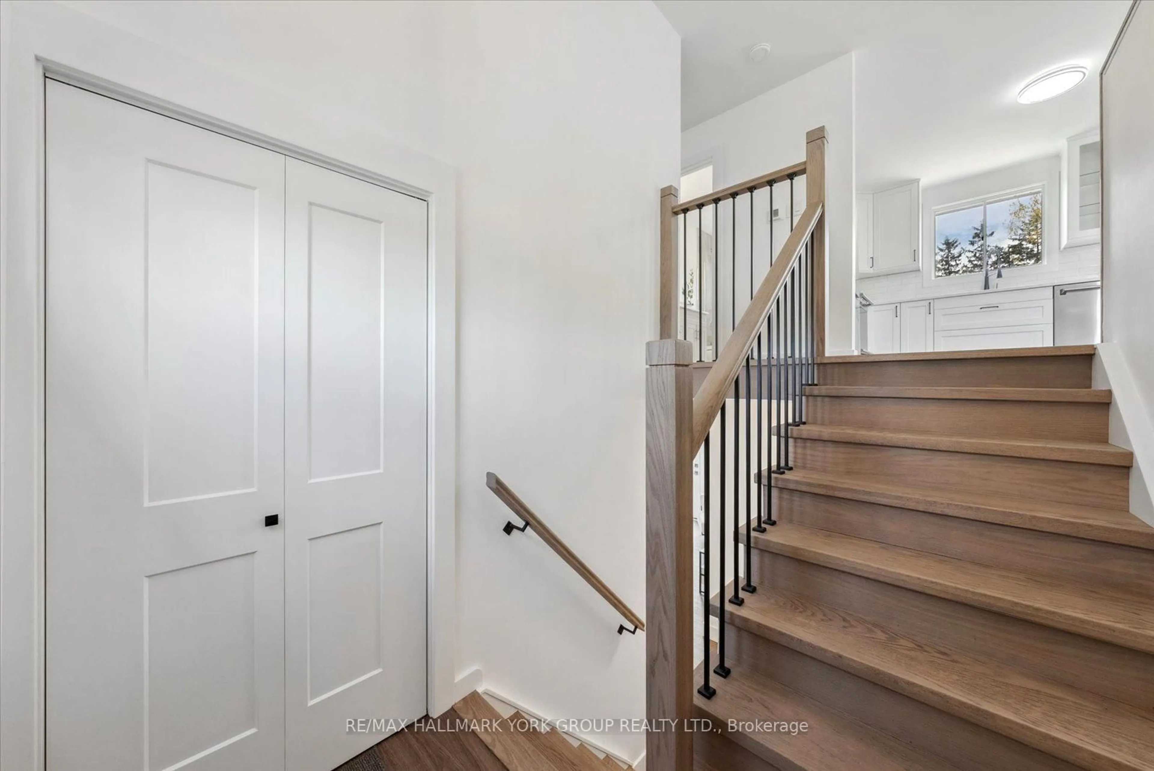 Indoor entryway for 352 Anne St, Barrie Ontario L4N 5M9