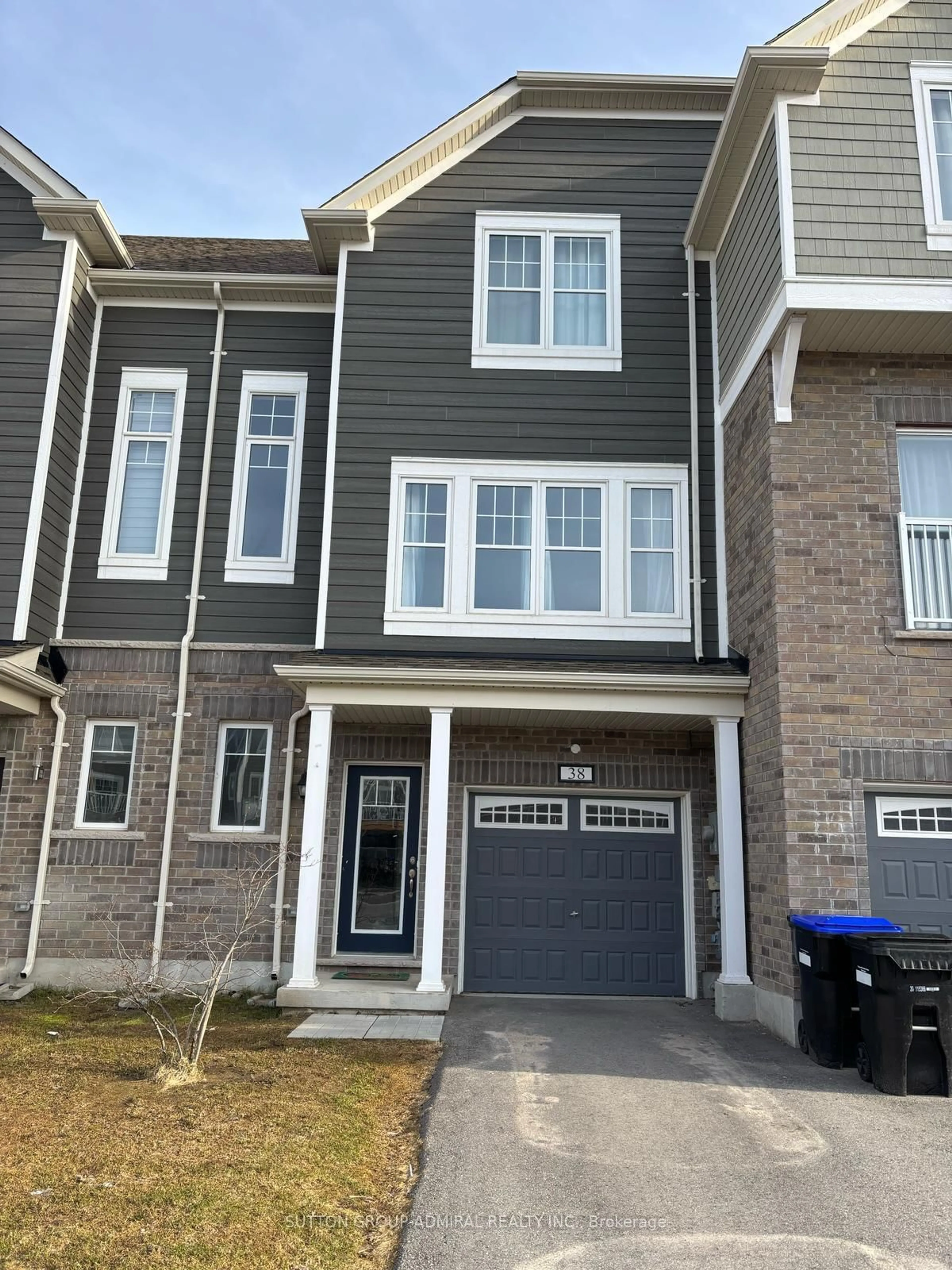 Home with vinyl exterior material, street for 38 Surf Dr, Wasaga Beach Ontario L9Z 0J4