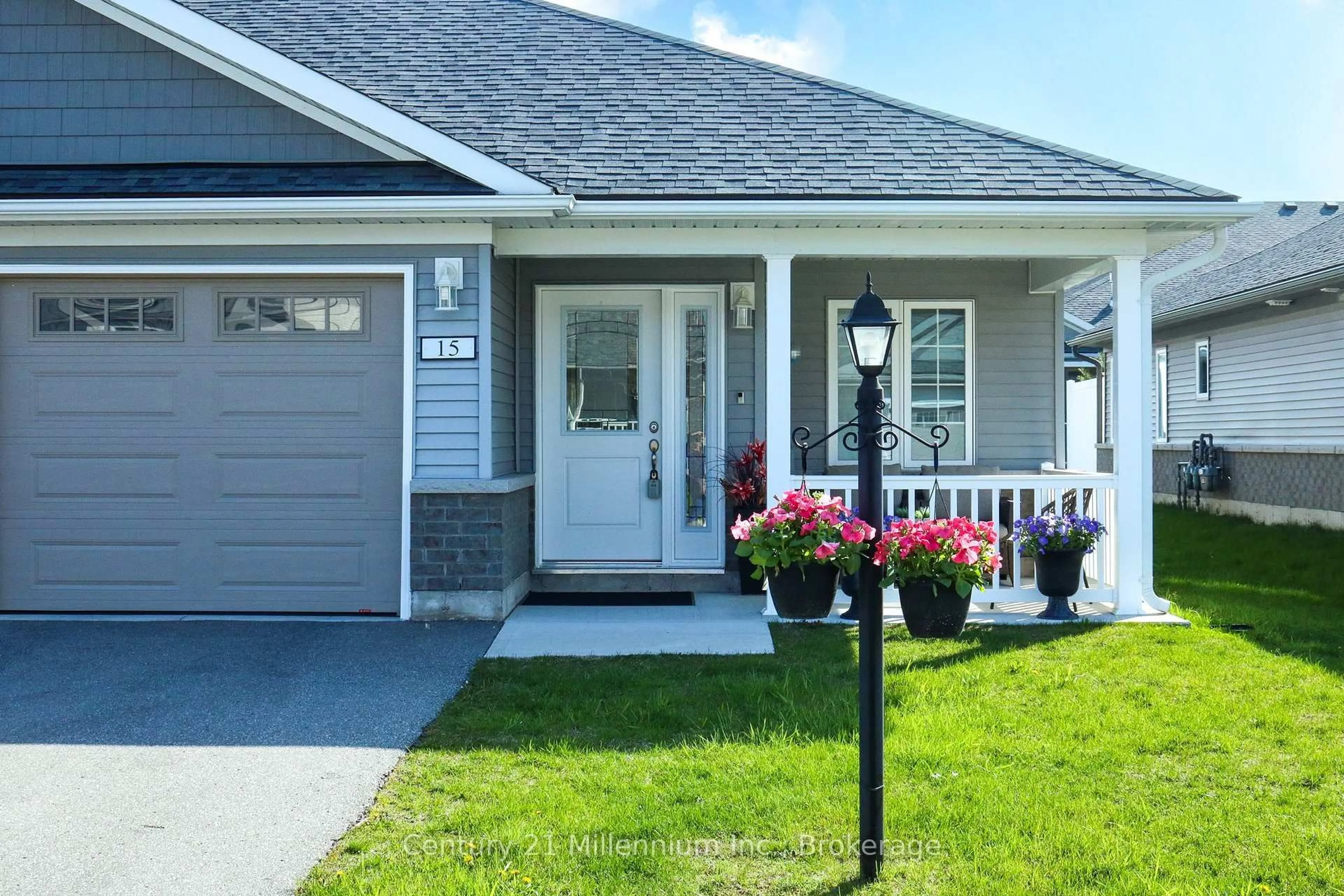 Home with vinyl exterior material, street for 15 Ivy Cres, Wasaga Beach Ontario L9Z 0H8