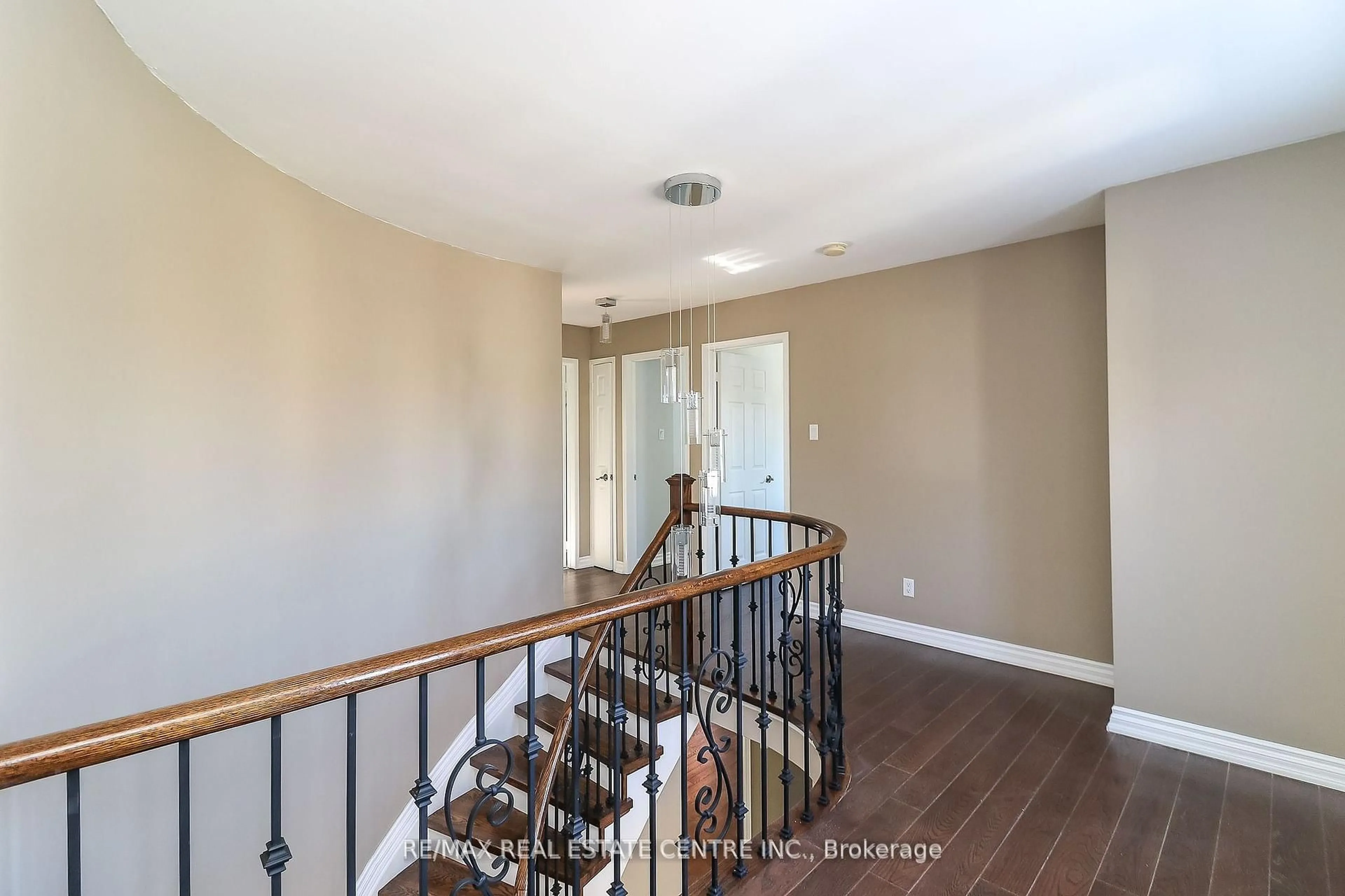 Indoor entryway for 25 Meadowlark Rd, Barrie Ontario L4M 6C8