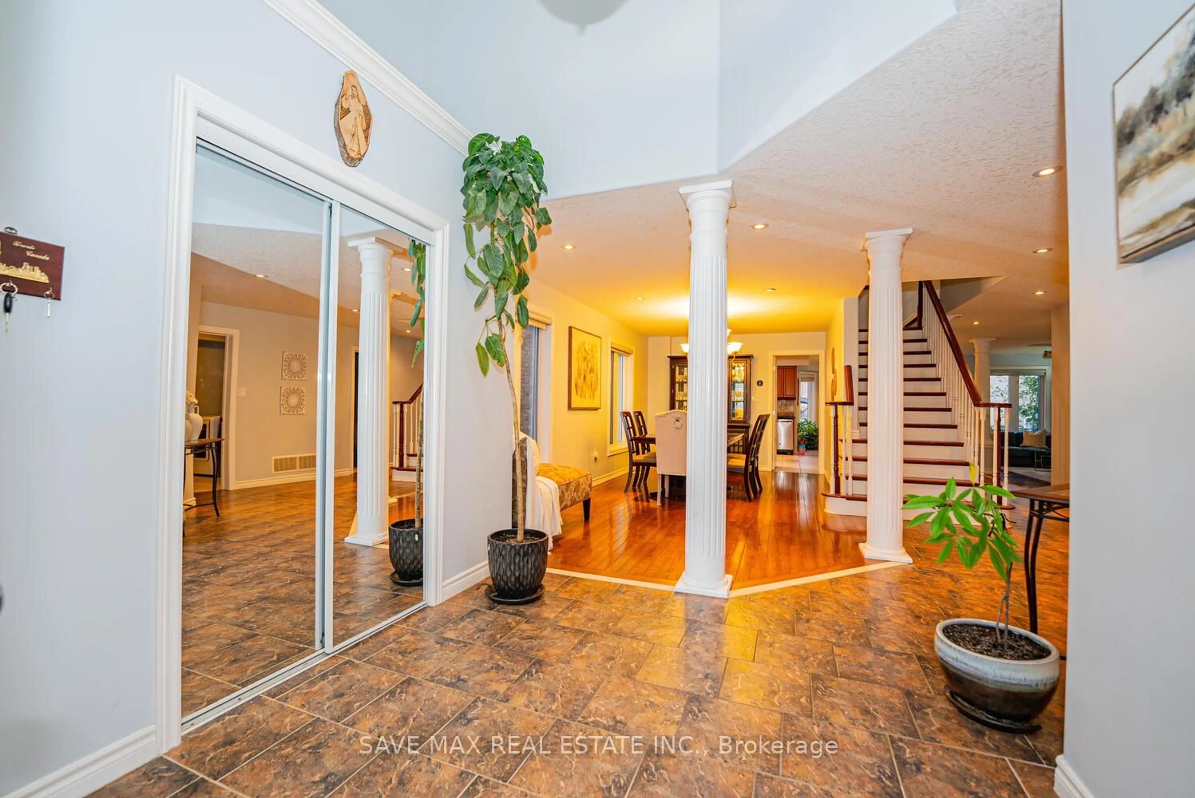 Indoor foyer for 77 Sovereign's Gate, Barrie Ontario L4N 0Y9