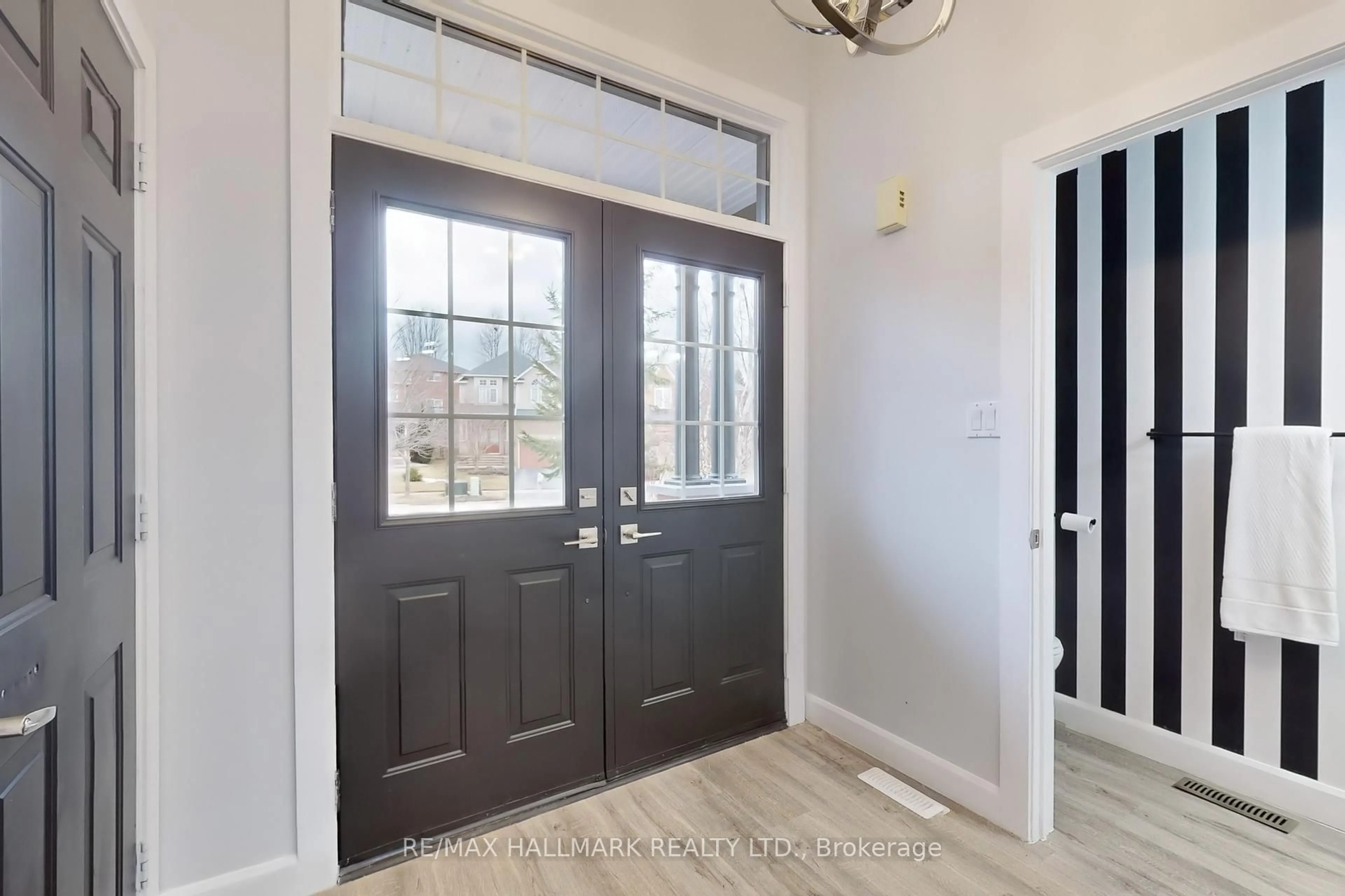 Indoor entryway for 11 Kensington Tr, Barrie Ontario L4N 0K5