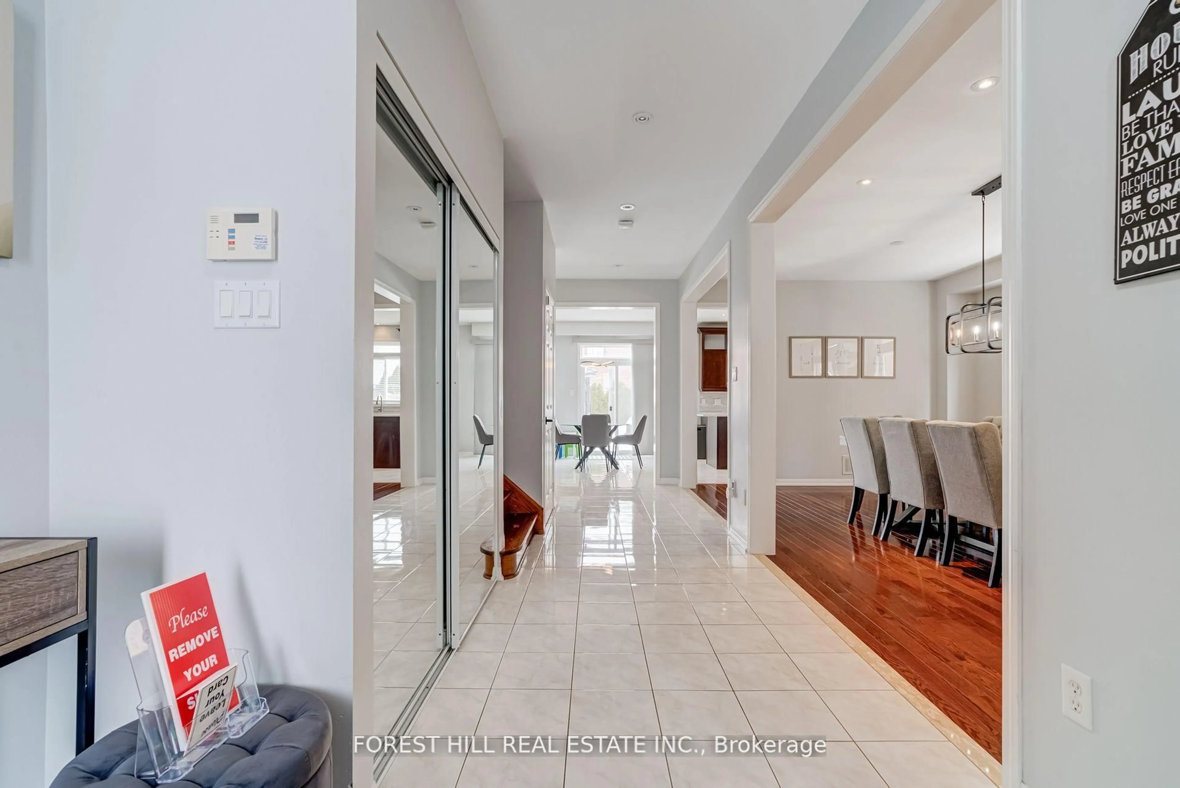 Indoor entryway for 159 The Queensway, Barrie Ontario L4M 0B5