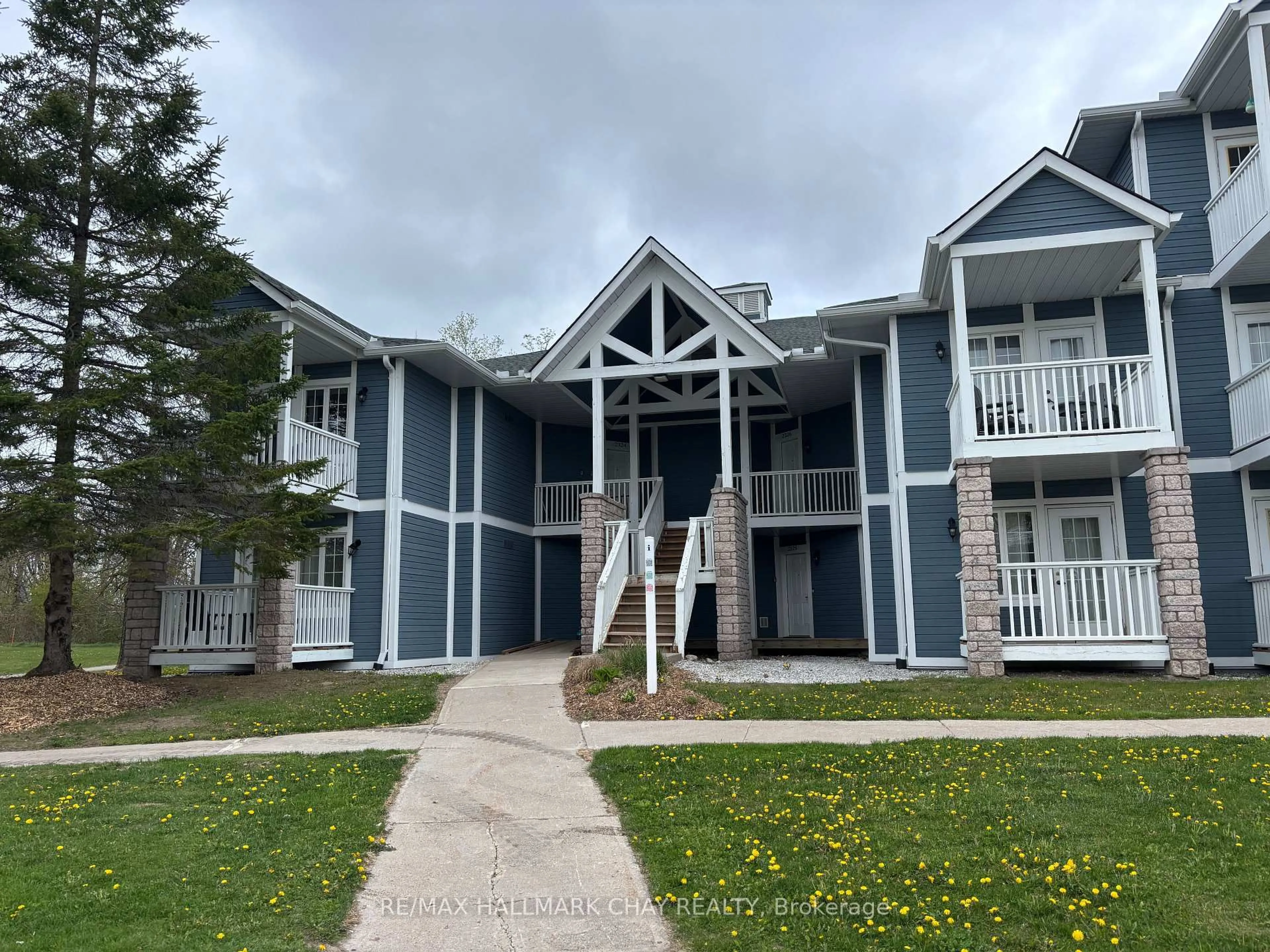 A pic from outside/outdoor area/front of a property/back of a property/a pic from drone, mountain view for 90 Highland Dr #2126, Oro-Medonte Ontario L0L 2L0