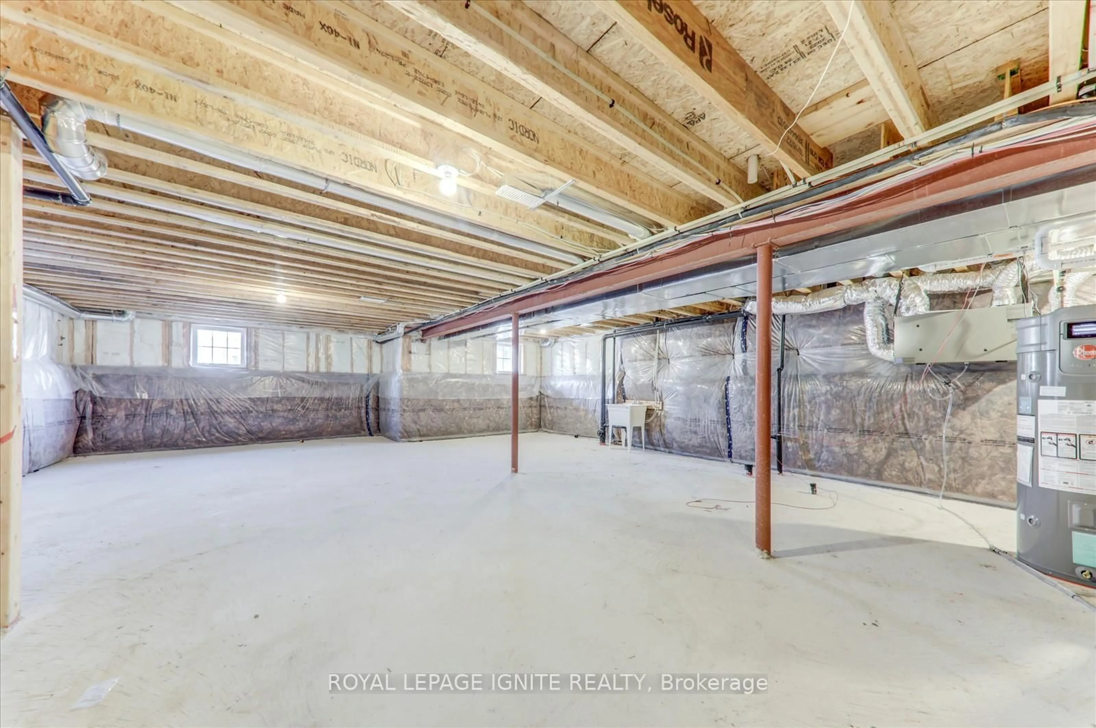 Indoor garage for 519 Hudson Cres, Midland Ontario L4R 0J2