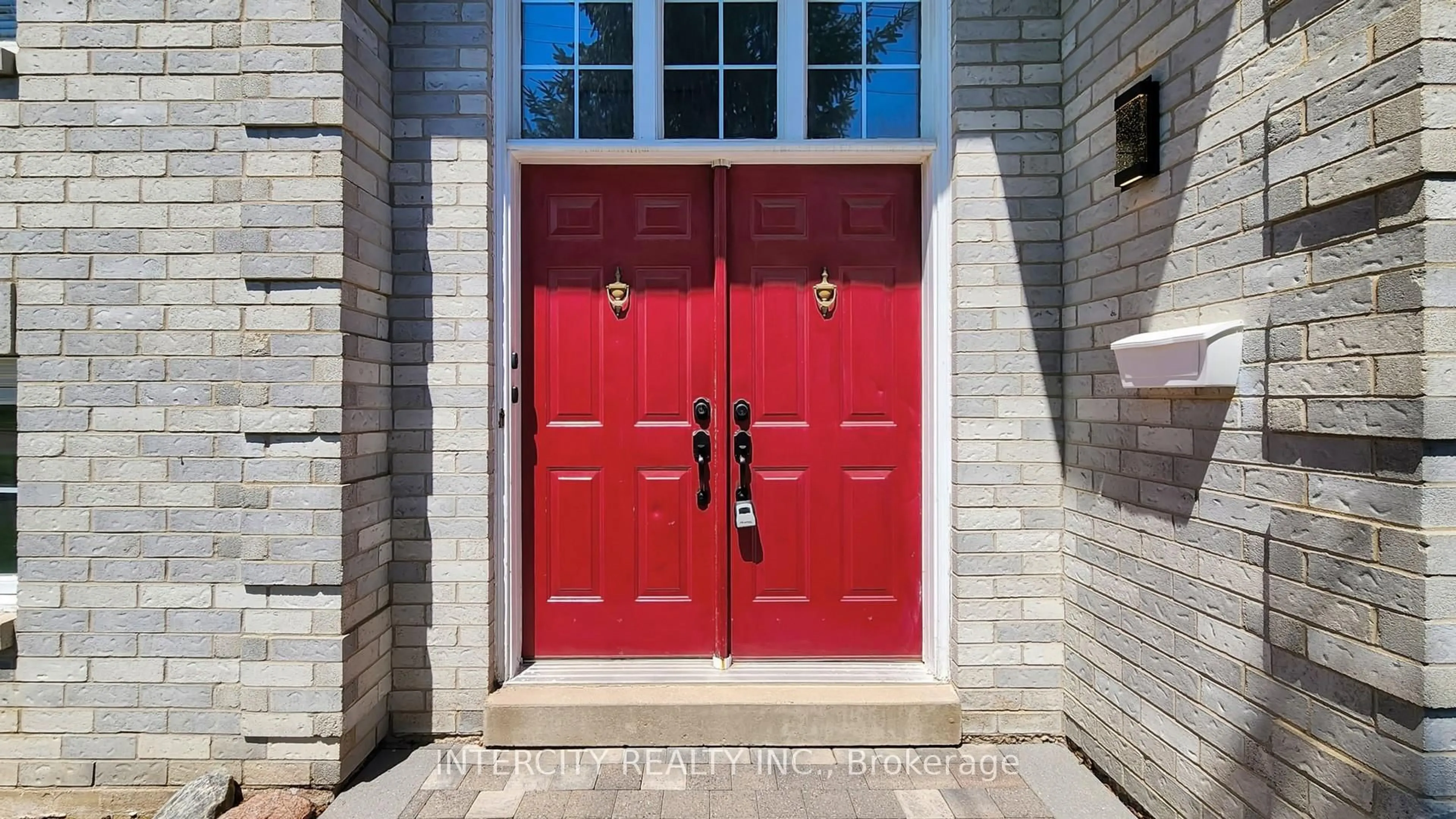 Indoor entryway for 406 Big Bay Point Rd, Barrie Ontario L4N 7P3