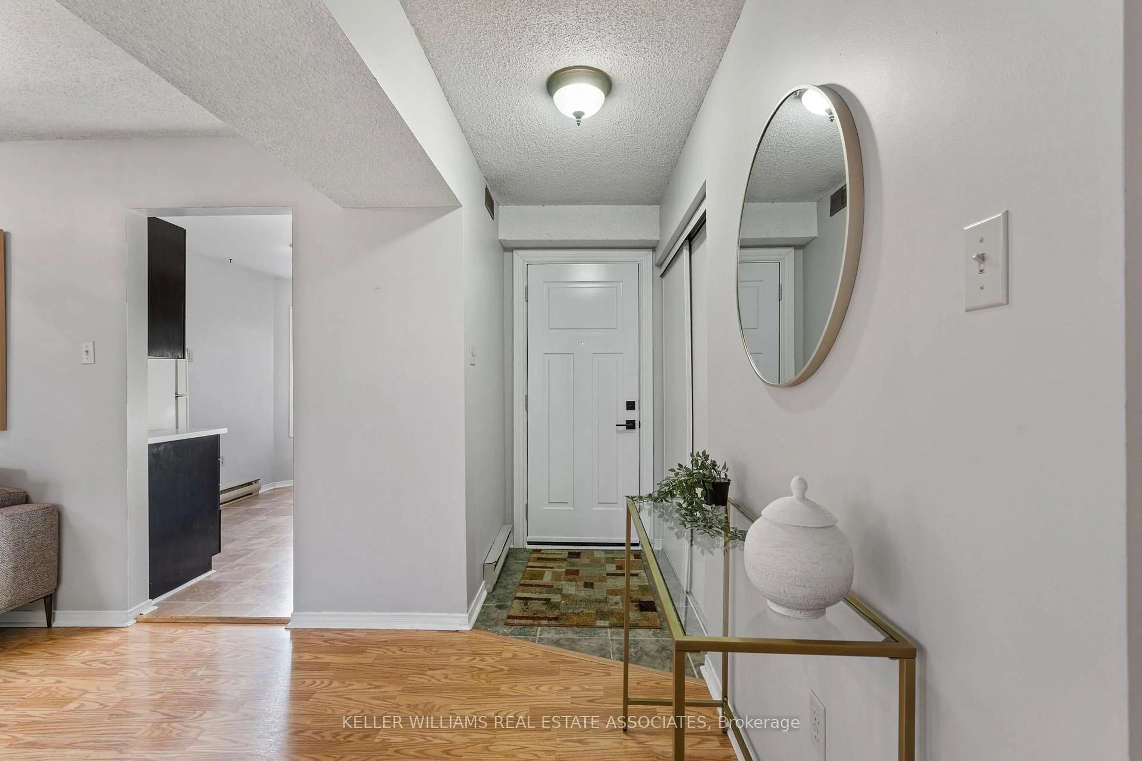 Indoor entryway for 119 D'ambrosio Dr #2, Barrie Ontario L4N 7R7