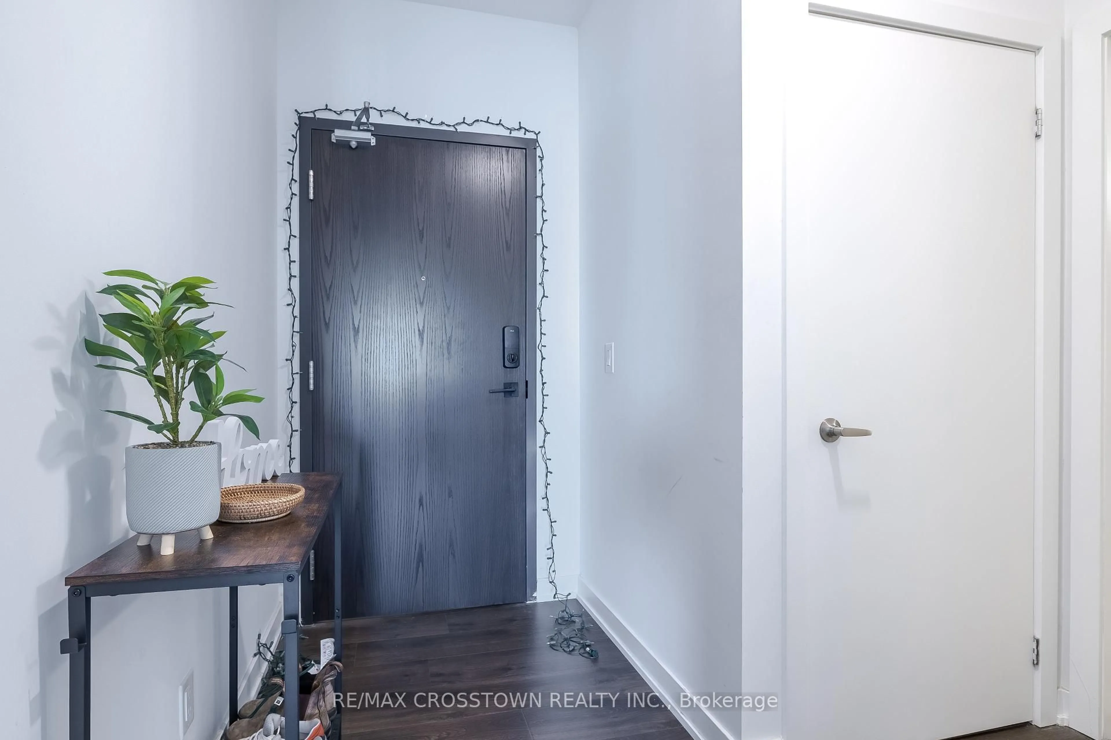 Indoor entryway for 56 Lakeside Terr #908, Barrie Ontario L4M 0L4