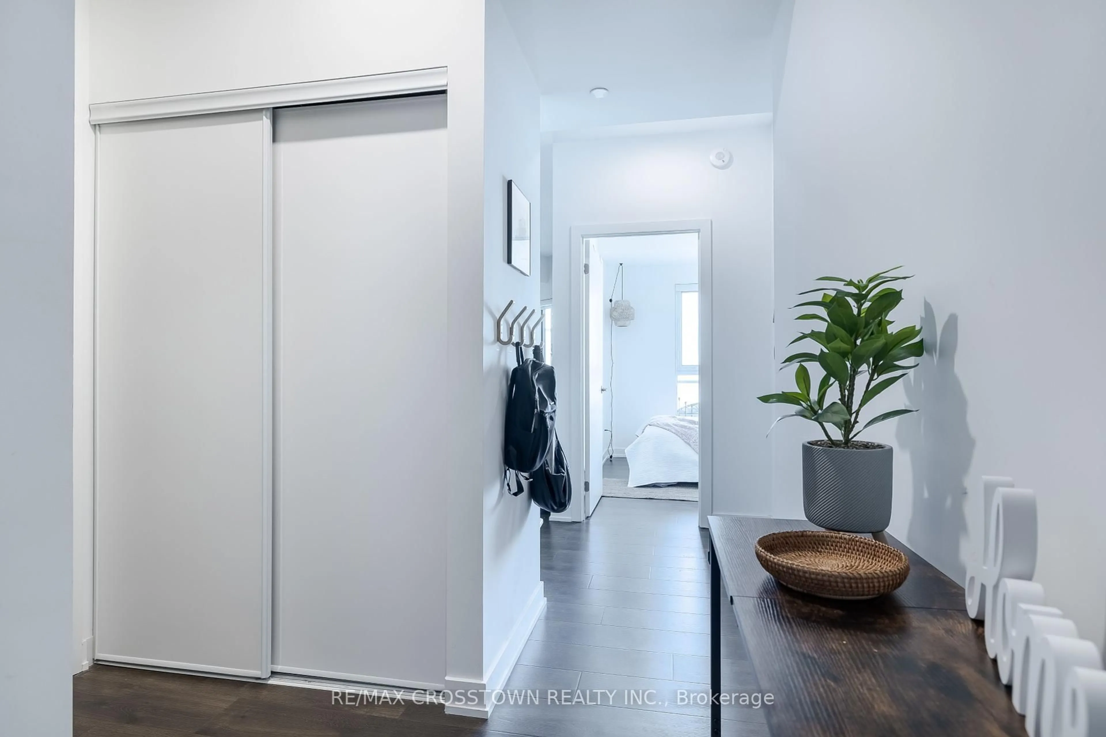Indoor entryway for 56 Lakeside Terr #908, Barrie Ontario L4M 0L4