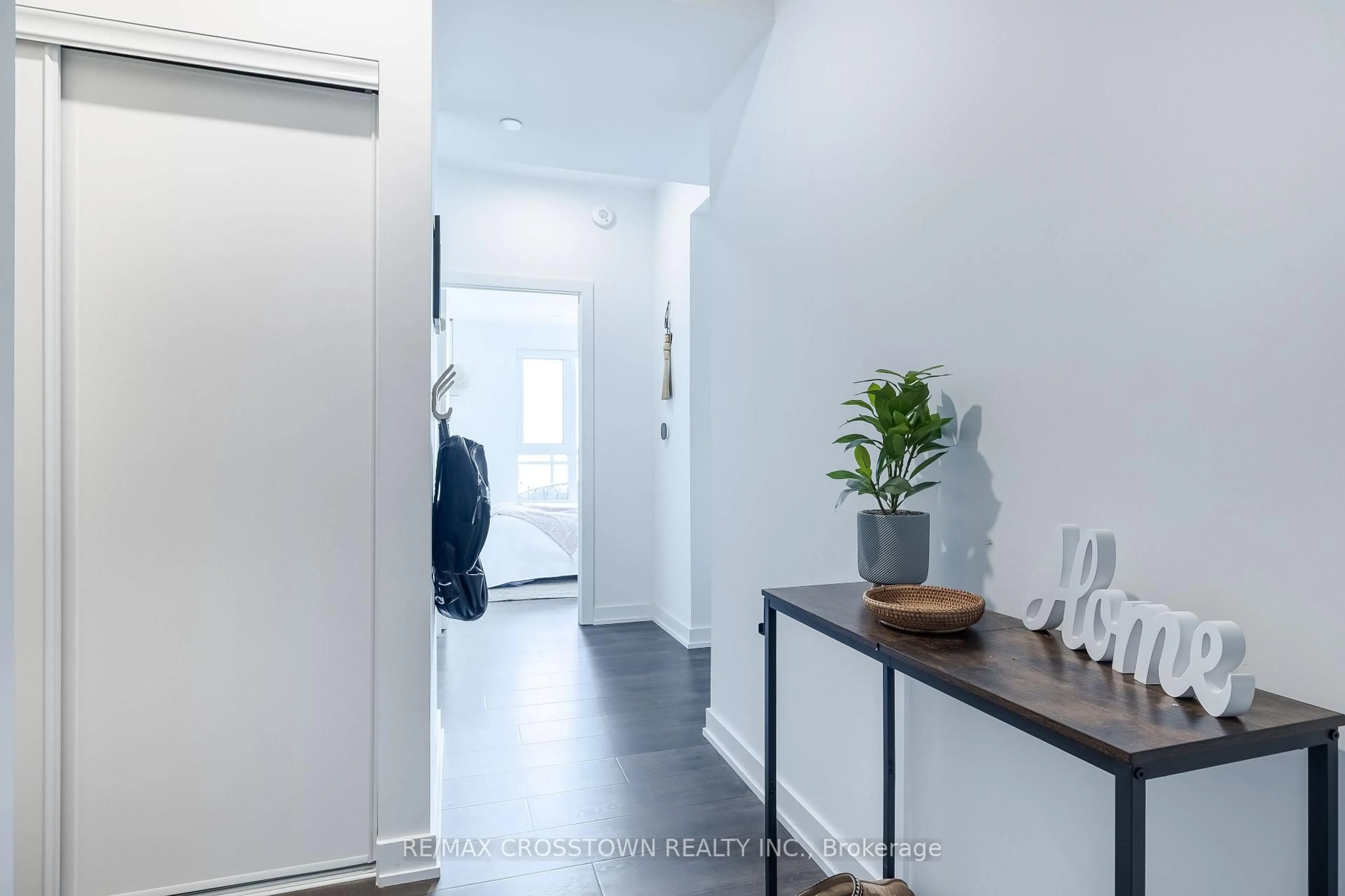 Indoor entryway for 56 Lakeside Terr #908, Barrie Ontario L4M 0L4